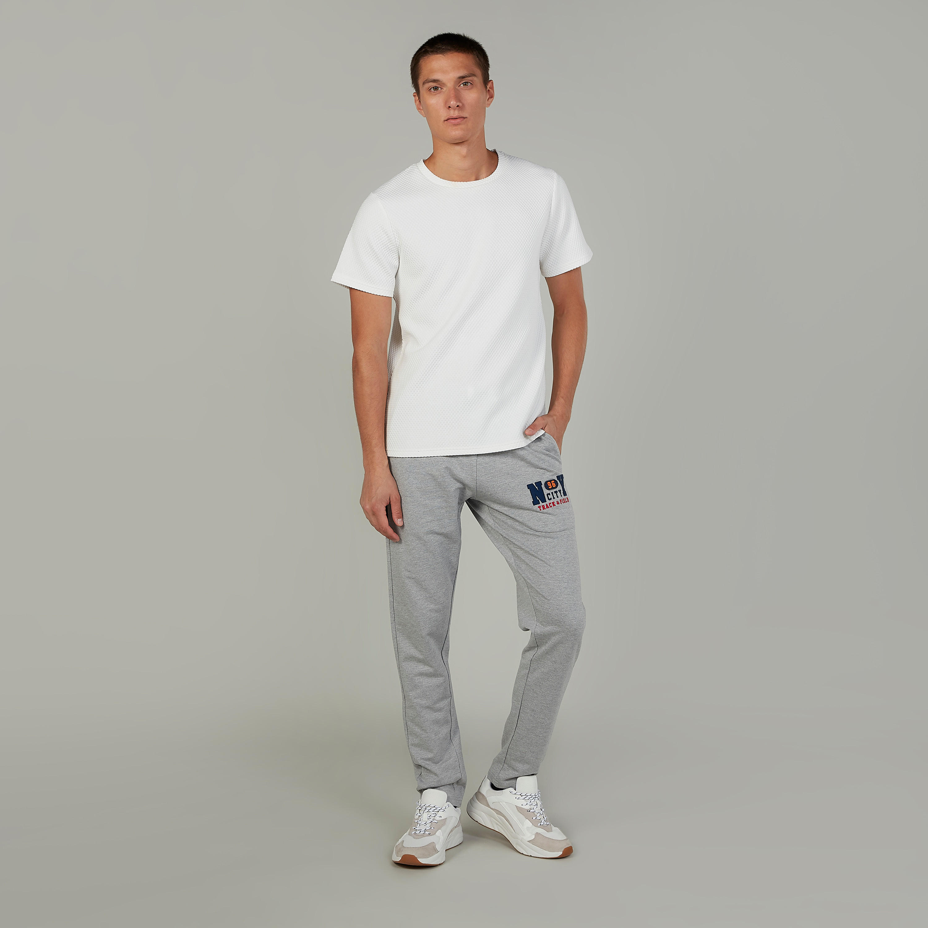 بنطلون بخصر مطاطي وجيوب بطبعات-men-clothing-bottoms-trousersandchinos-trousers-image-2