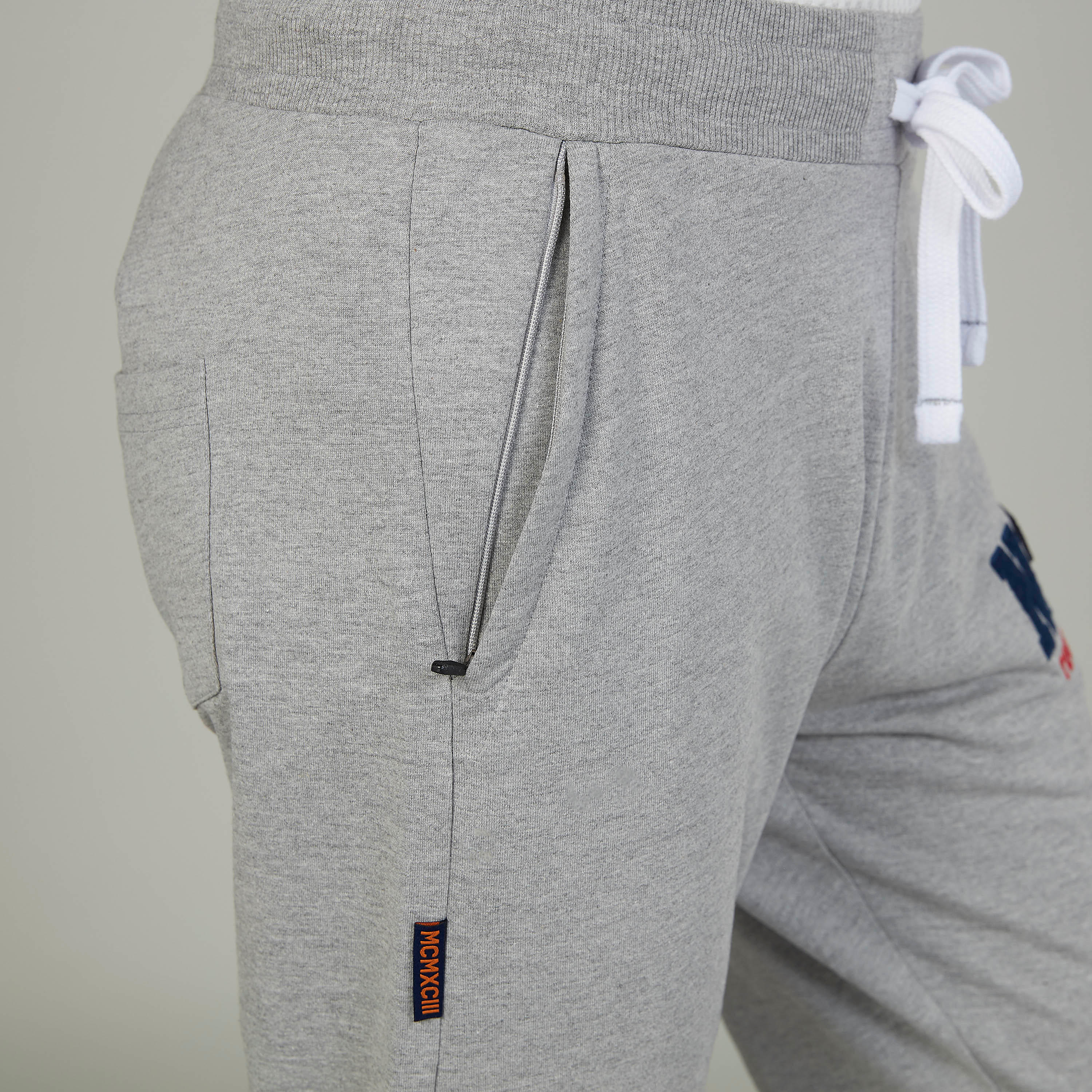 بنطلون بخصر مطاطي وجيوب بطبعات-men-clothing-bottoms-trousersandchinos-trousers-image-3