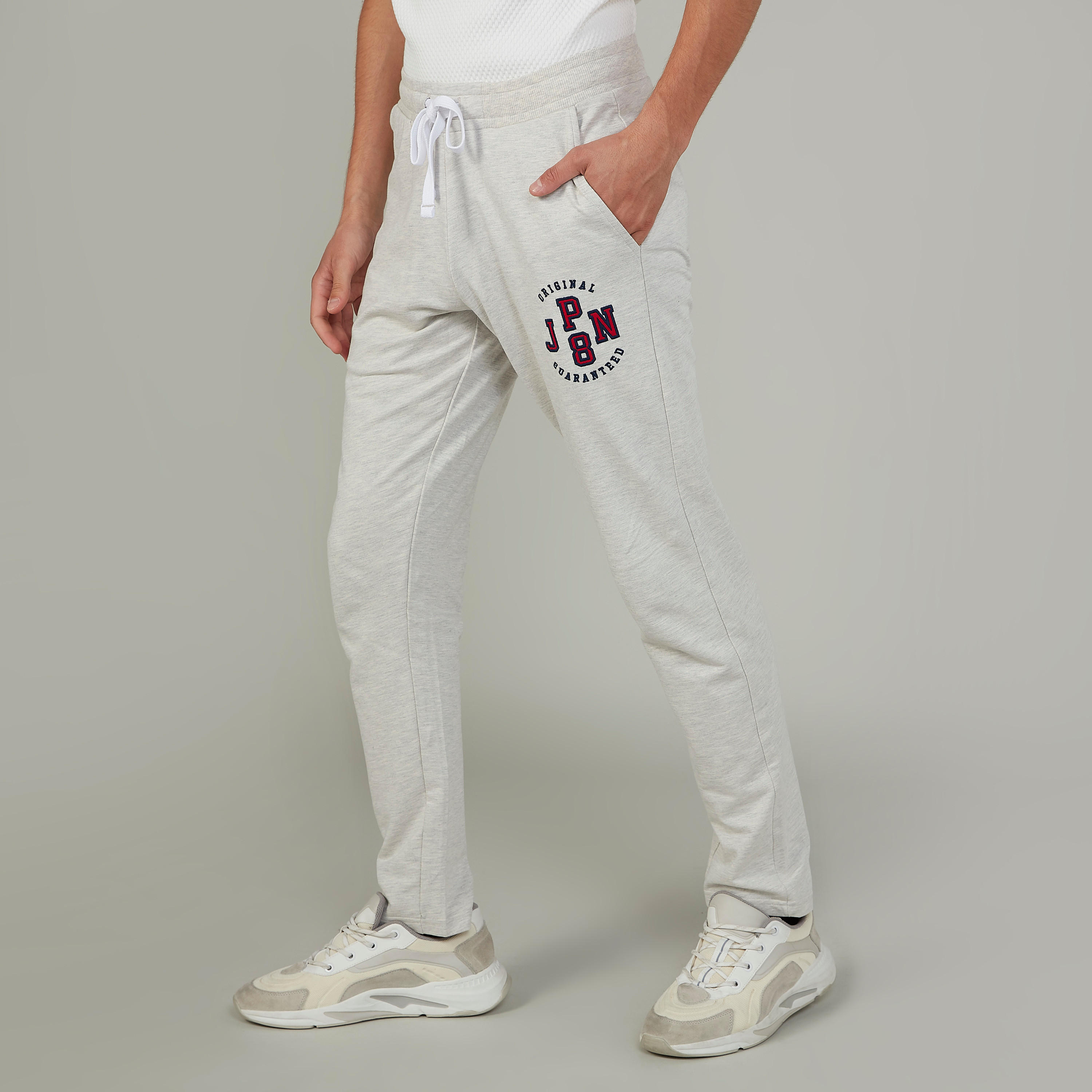 بنطلون رياضي بخصر مطّاطي وجيوب وطبعات-men-clothing-bottoms-joggers-image-1