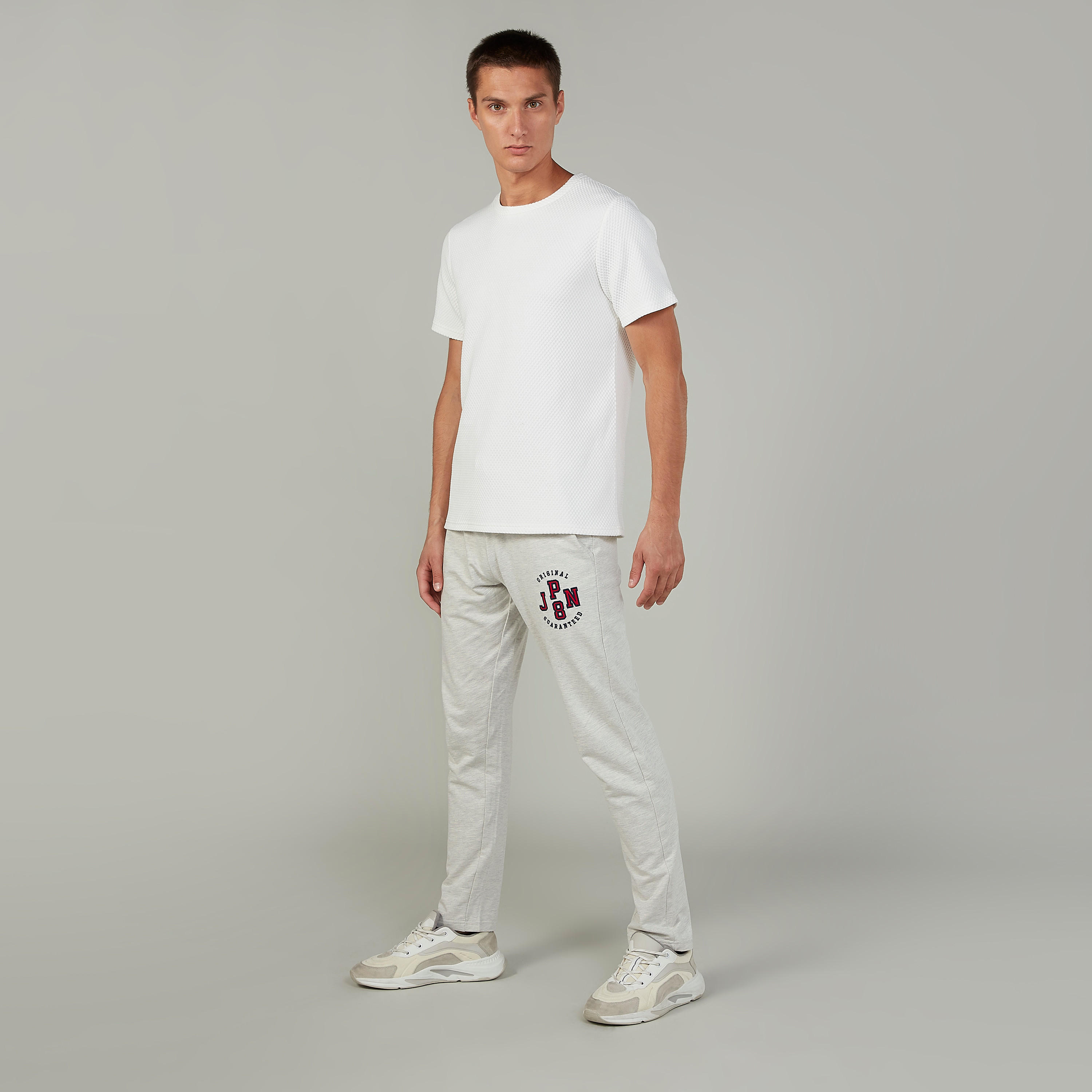 بنطلون رياضي بخصر مطّاطي وجيوب وطبعات-men-clothing-bottoms-joggers-image-2