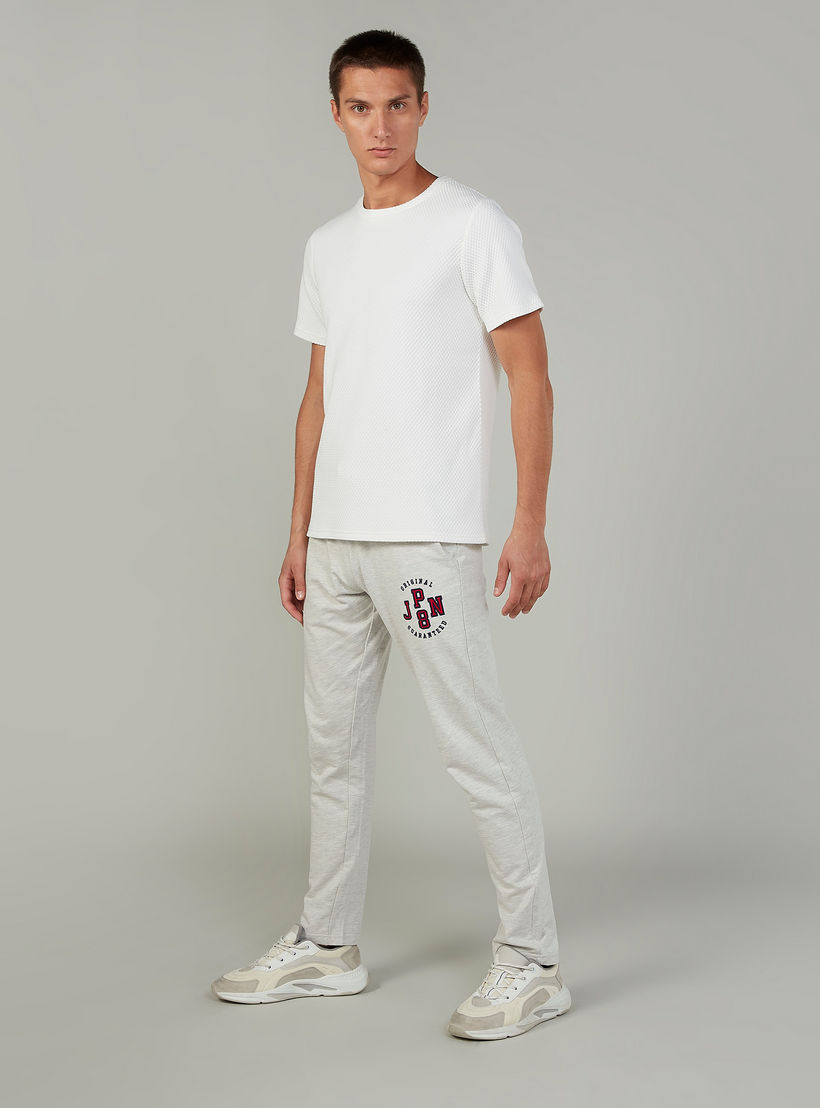 بنطلون رياضي بخصر مطّاطي وجيوب وطبعات-men-clothing-bottoms-joggers-image-2