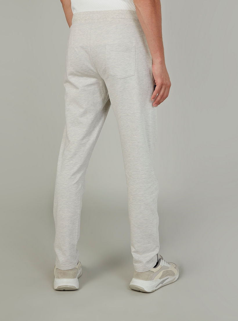 بنطلون رياضي بخصر مطّاطي وجيوب وطبعات-men-clothing-bottoms-joggers-image-4