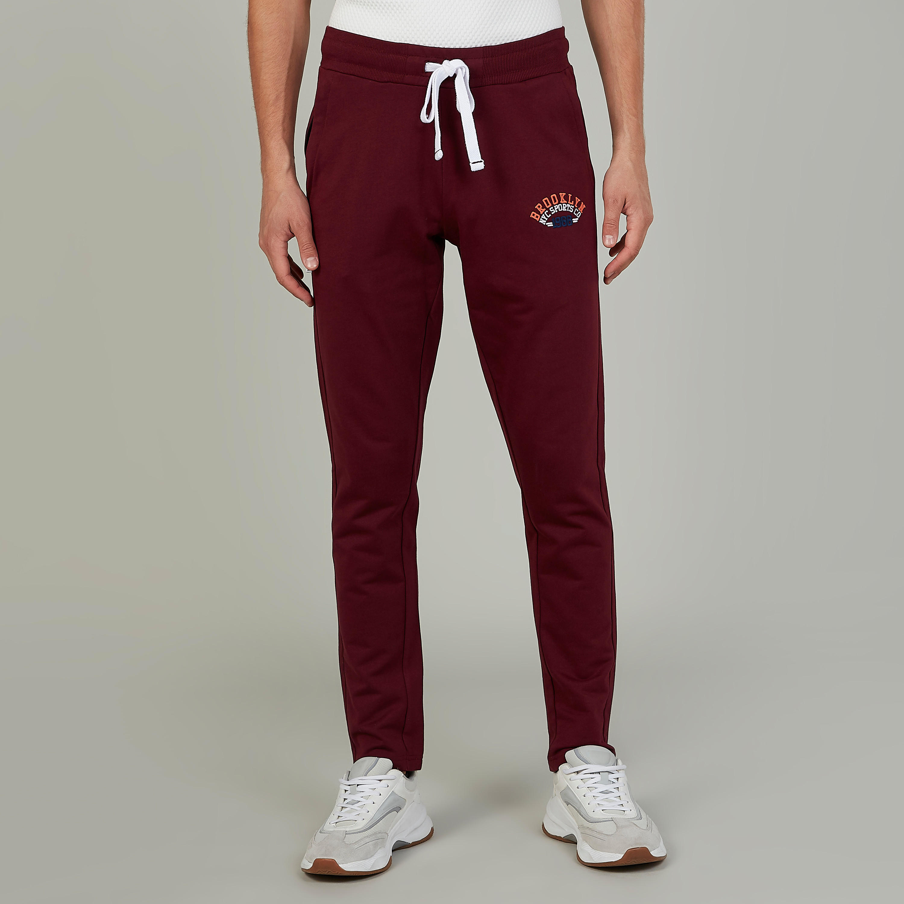 بنطلون بخصر مطاطي وجيوب بطبعات-men-clothing-bottoms-joggers-image-1