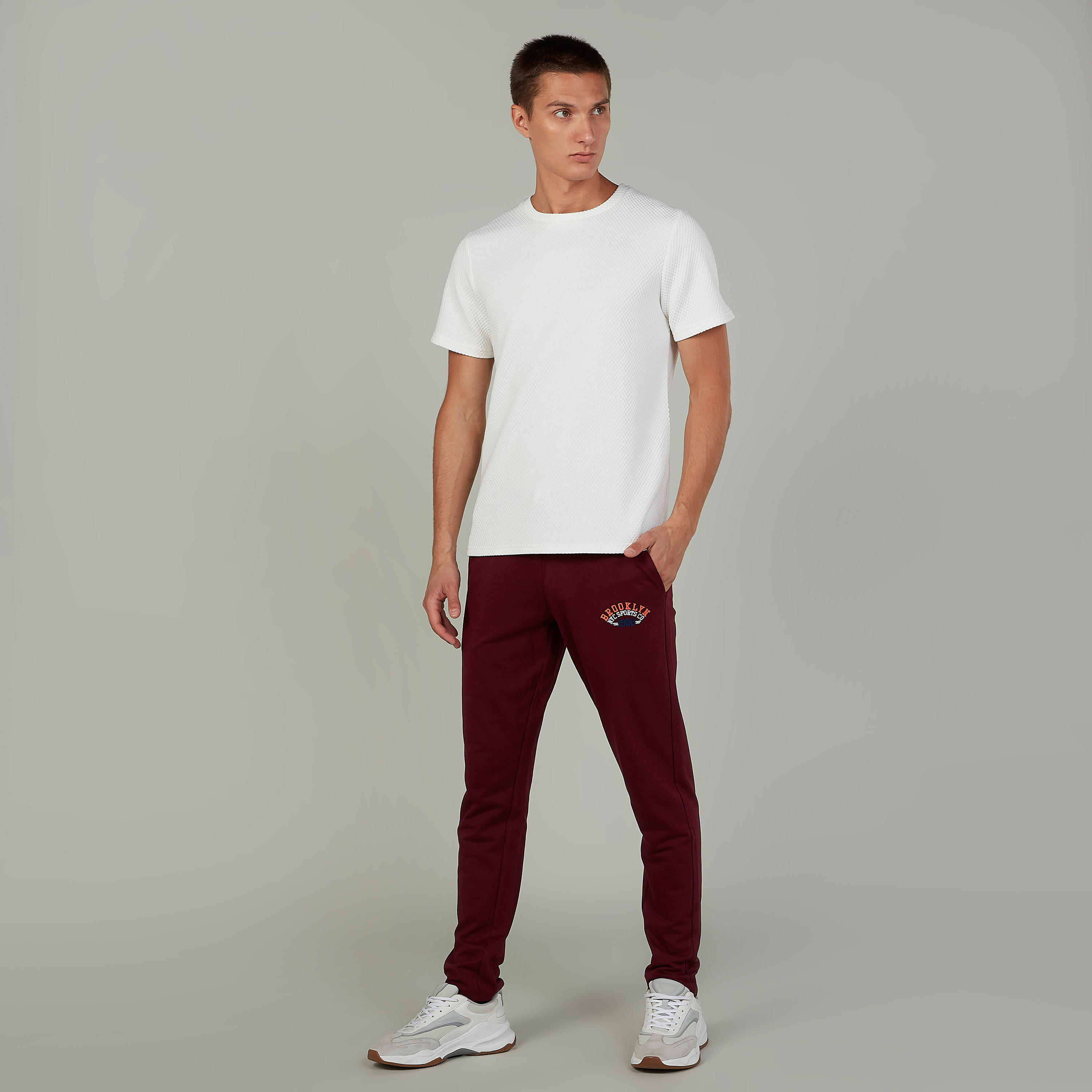 بنطلون بخصر مطاطي وجيوب بطبعات-men-clothing-bottoms-joggers-image-2
