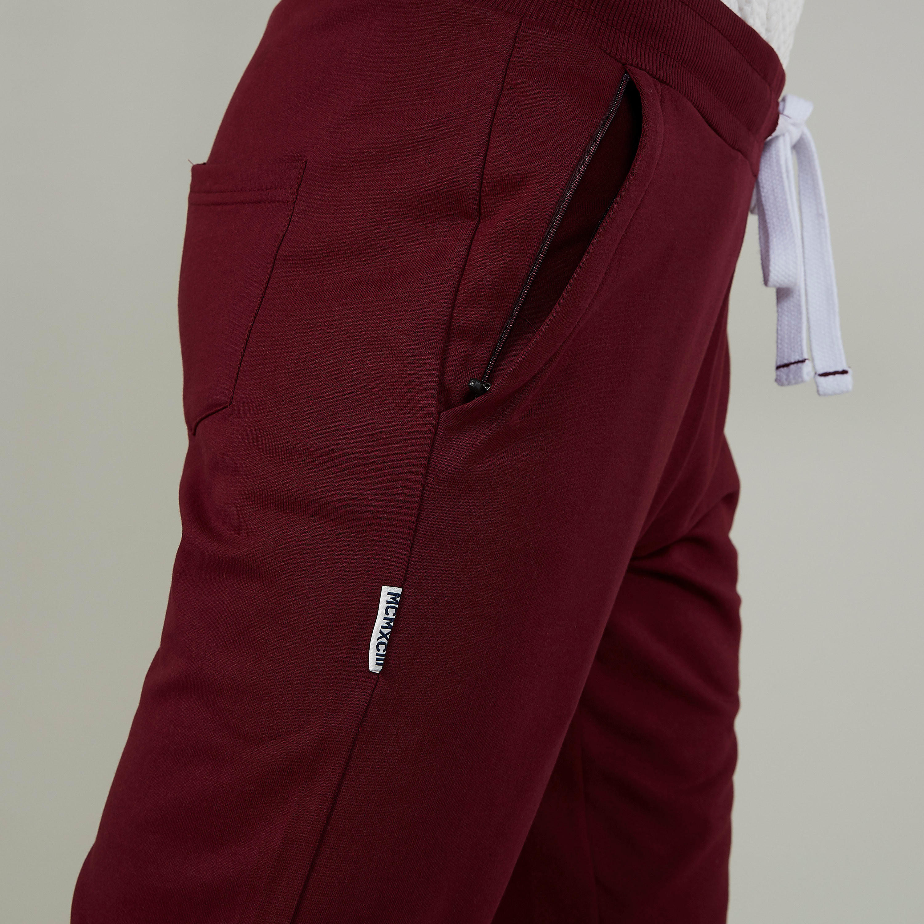 بنطلون بخصر مطاطي وجيوب بطبعات-men-clothing-bottoms-joggers-image-3