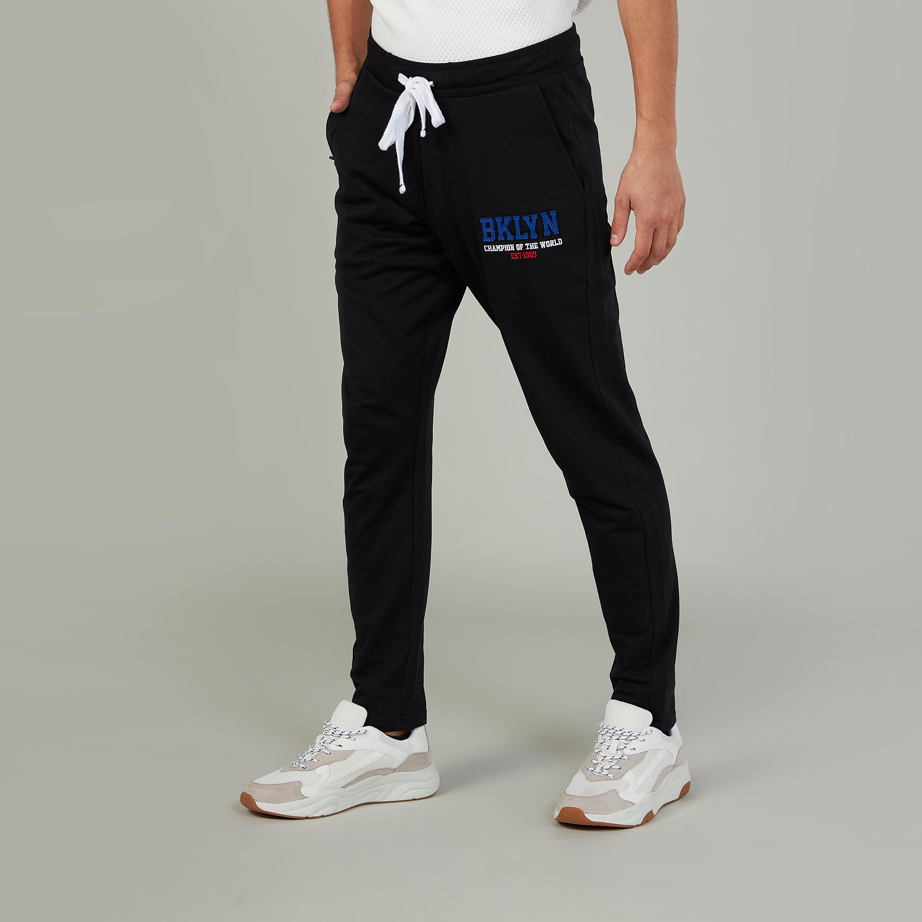 بنطلون رياضي بخصر مطّاطي وجيوب وطبعات-men-clothing-bottoms-joggers-image-1
