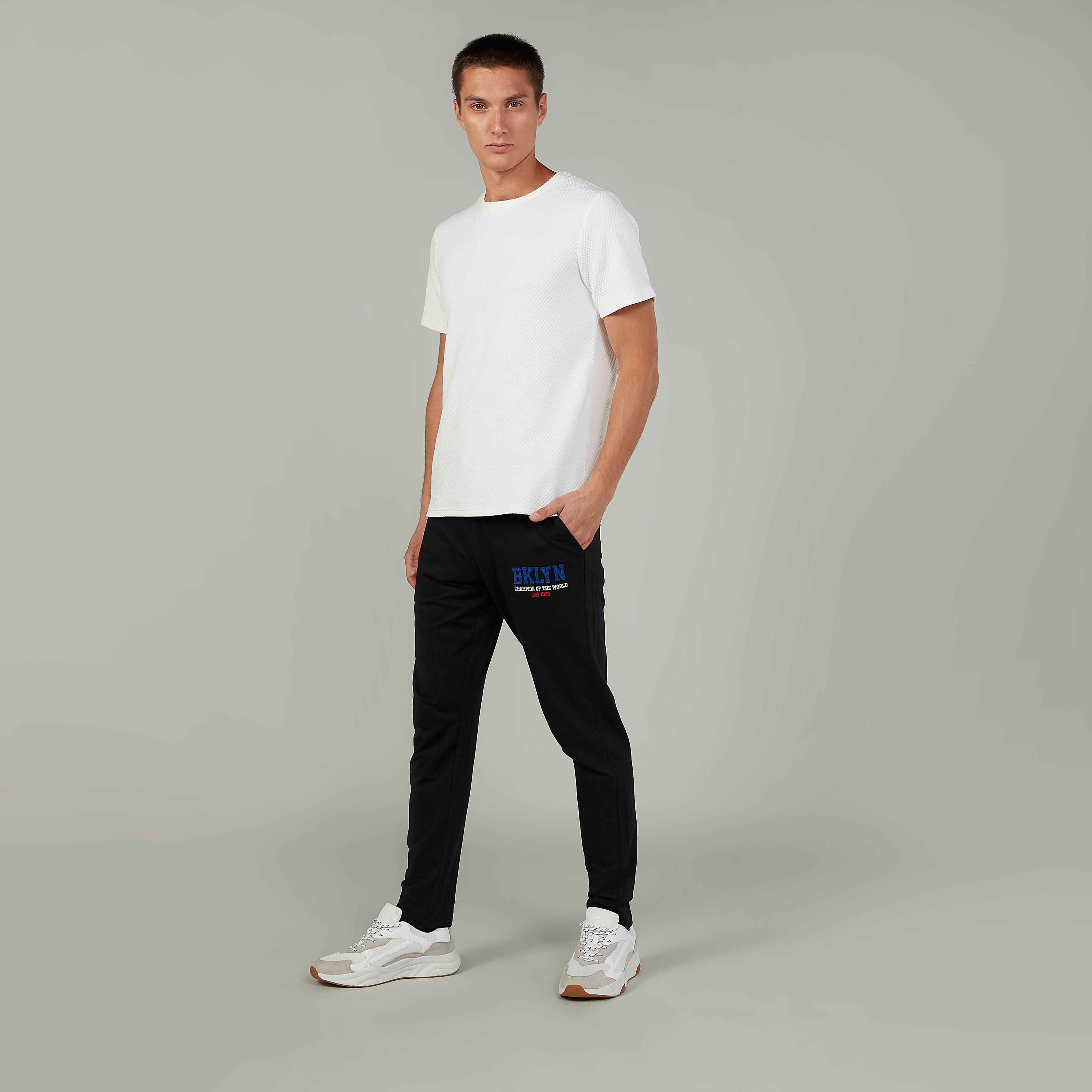 بنطلون رياضي بخصر مطّاطي وجيوب وطبعات-men-clothing-bottoms-joggers-image-2