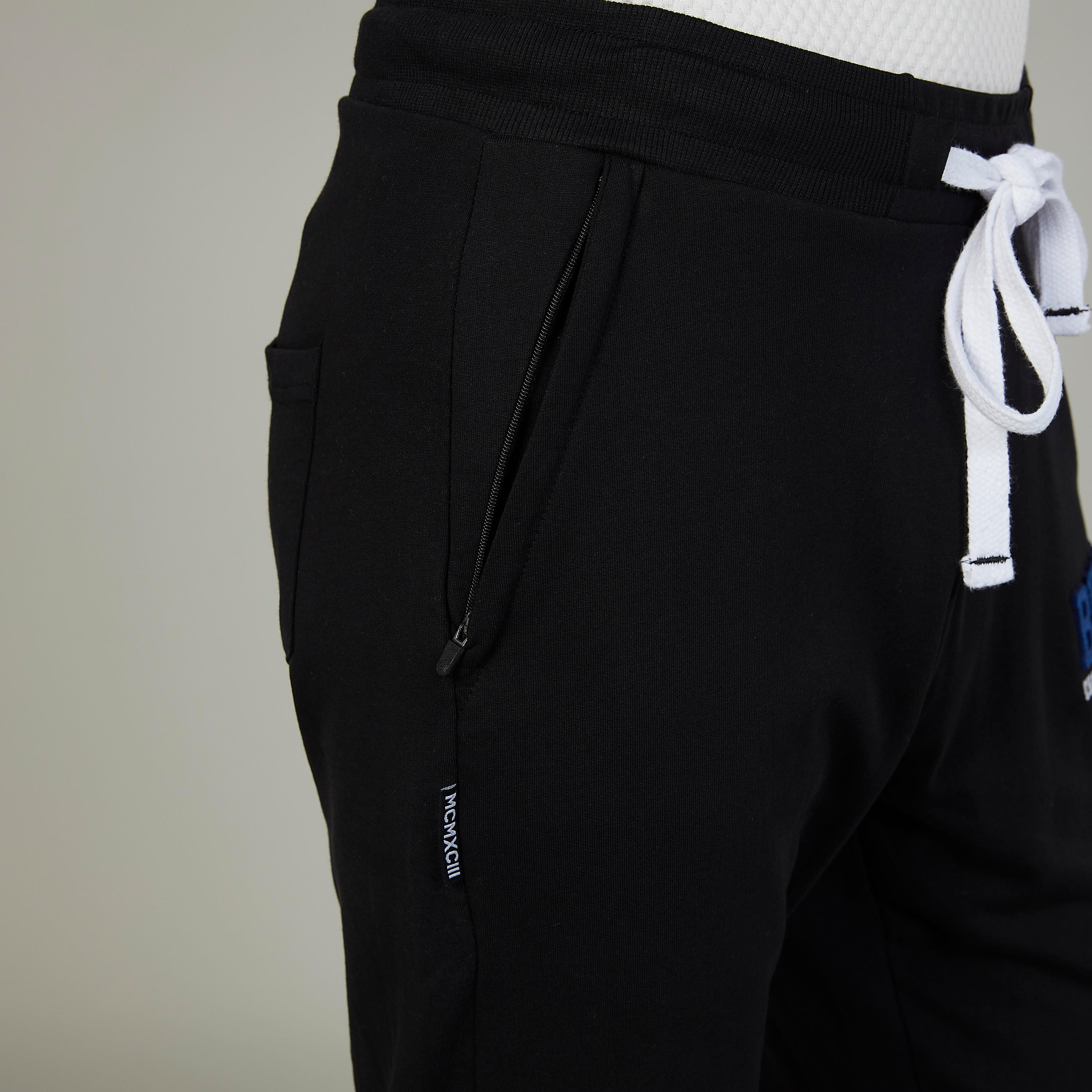 بنطلون رياضي بخصر مطّاطي وجيوب وطبعات-men-clothing-bottoms-joggers-image-3