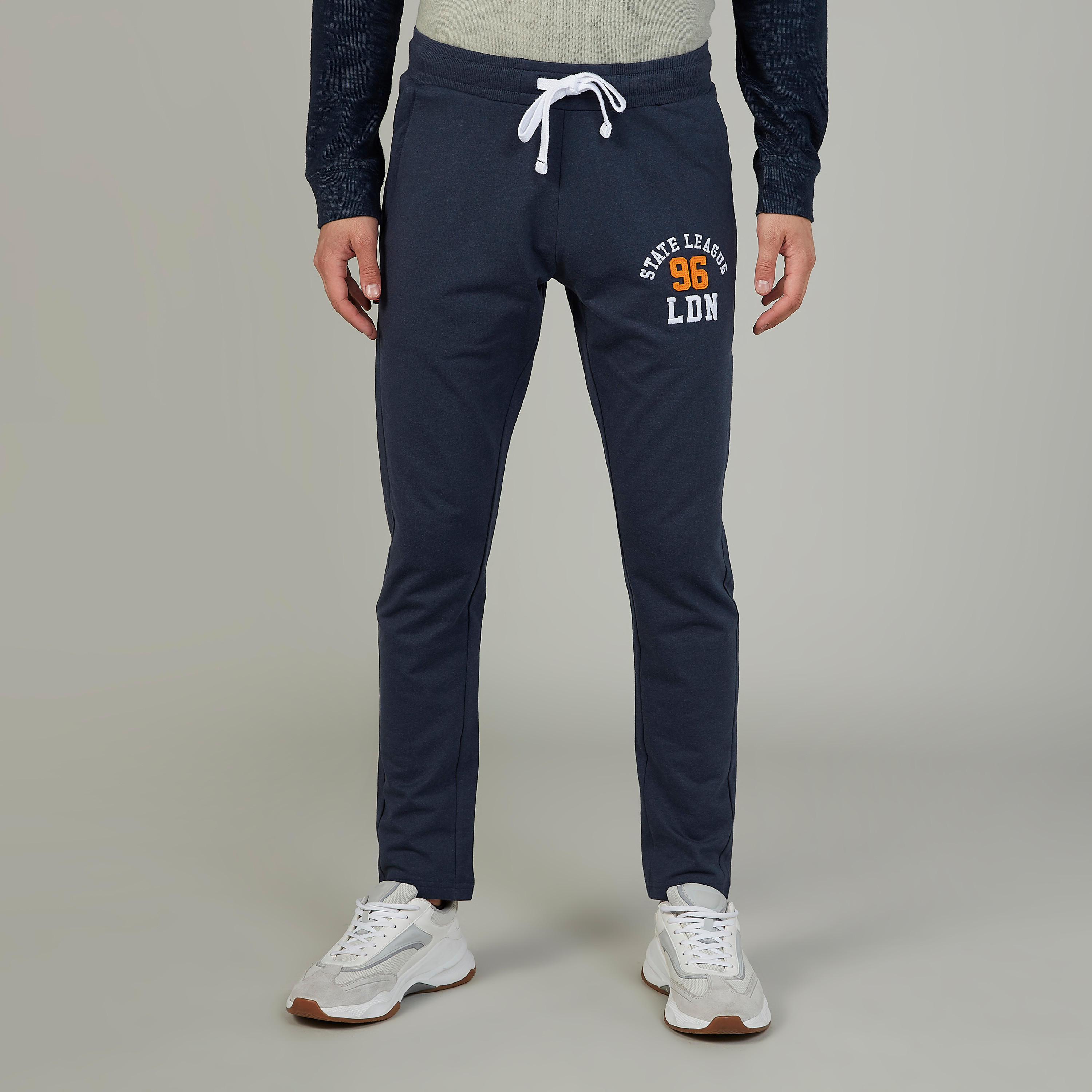 بنطلون بخصر مطاطي وجيوب بطبعات-men-clothing-bottoms-joggers-image-1