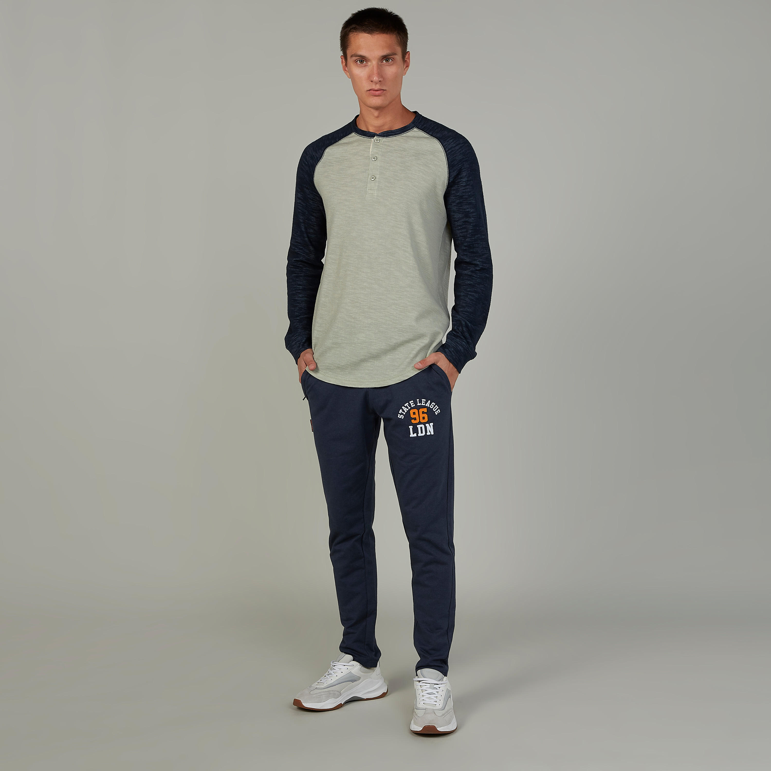 بنطلون بخصر مطاطي وجيوب بطبعات-men-clothing-bottoms-joggers-image-2