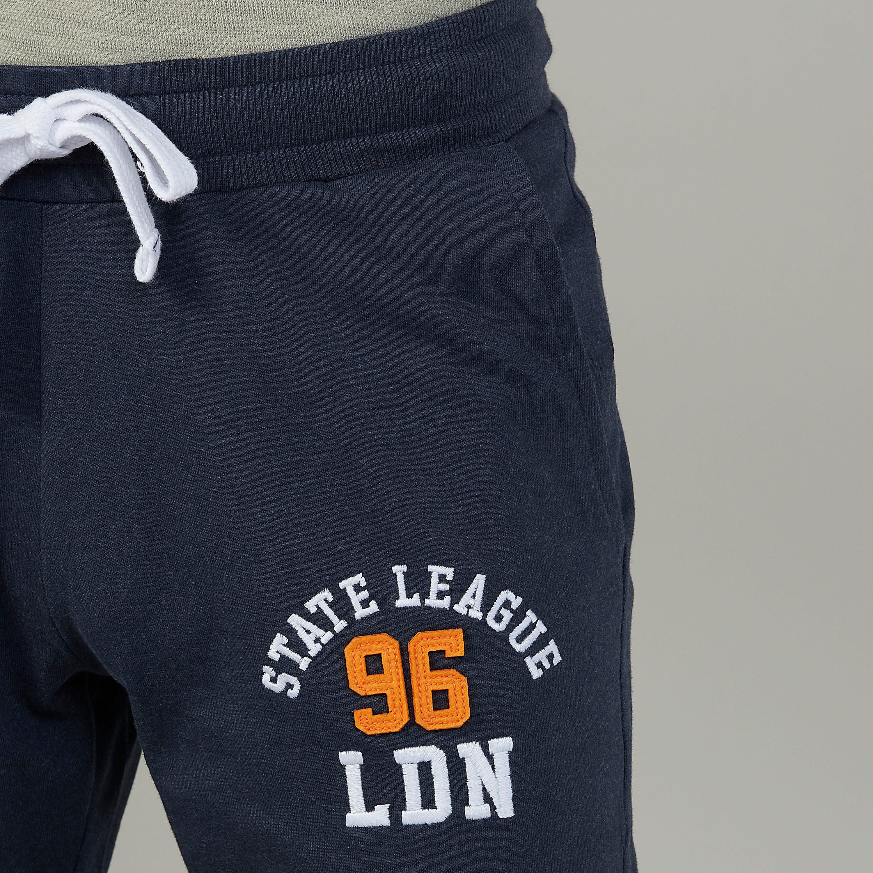 بنطلون بخصر مطاطي وجيوب بطبعات-men-clothing-bottoms-joggers-image-3