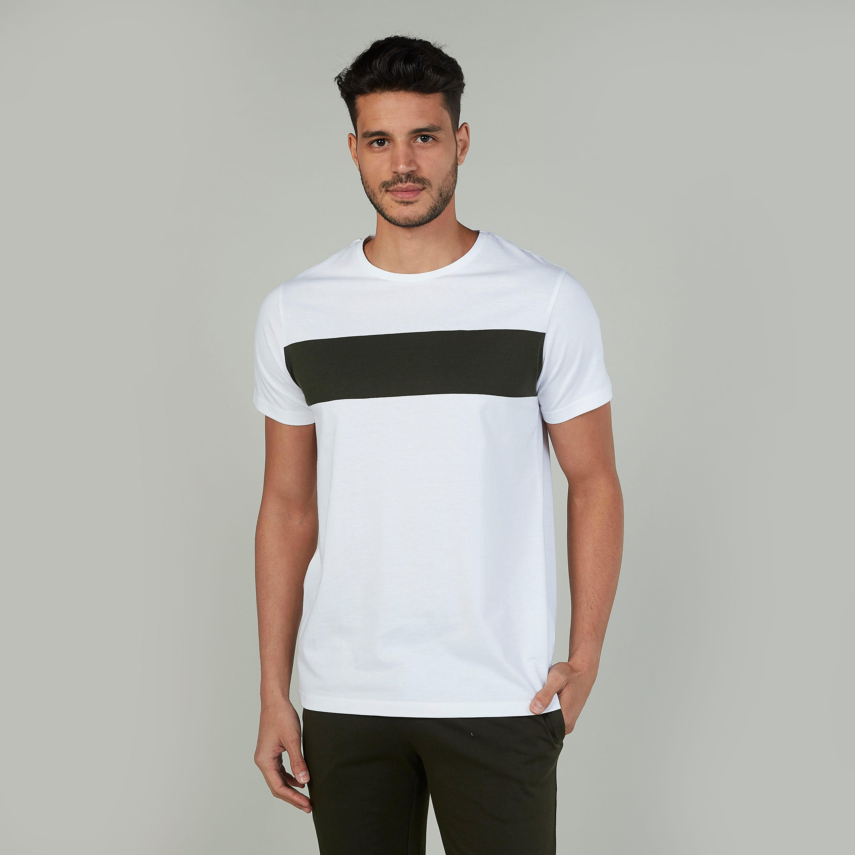 طقم بنطلون بيجاما طويل سادة وتيشيرت مقلّم بياقة ضيقة-men-clothing-nightwear-sets-image-1