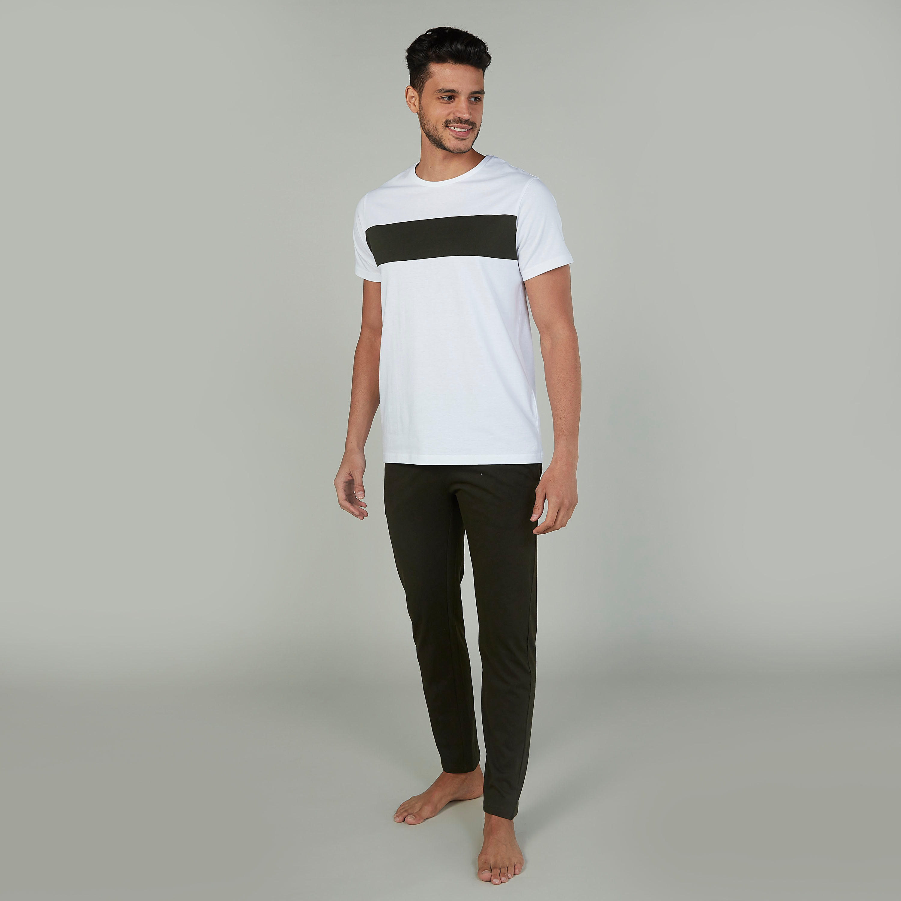 طقم بنطلون بيجاما طويل سادة وتيشيرت مقلّم بياقة ضيقة-men-clothing-nightwear-sets-image-2