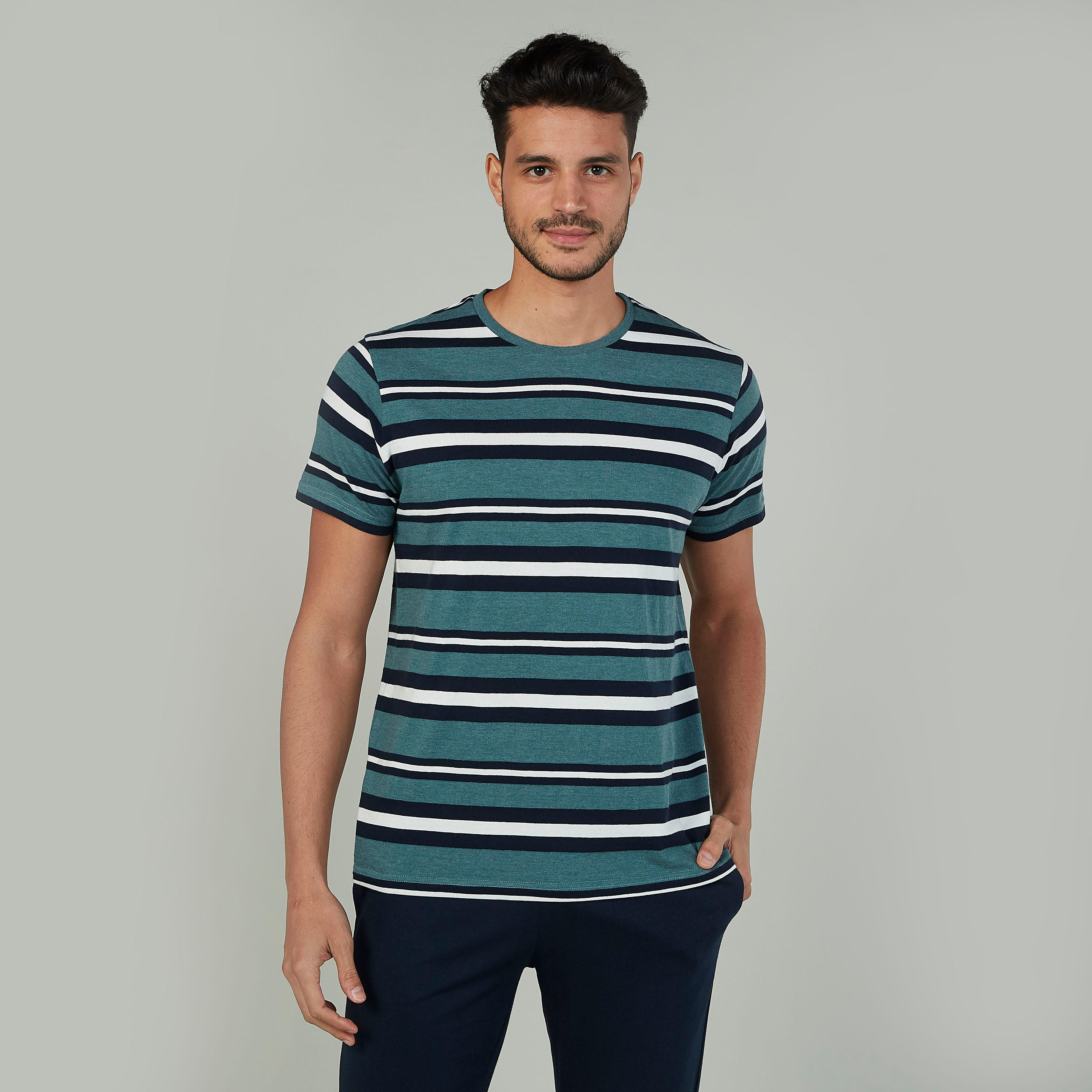 طقم بنطلون بيجاما طويل سادة وتيشيرت مقلّم بياقة مستديرة-men-clothing-nightwear-sets-image-1