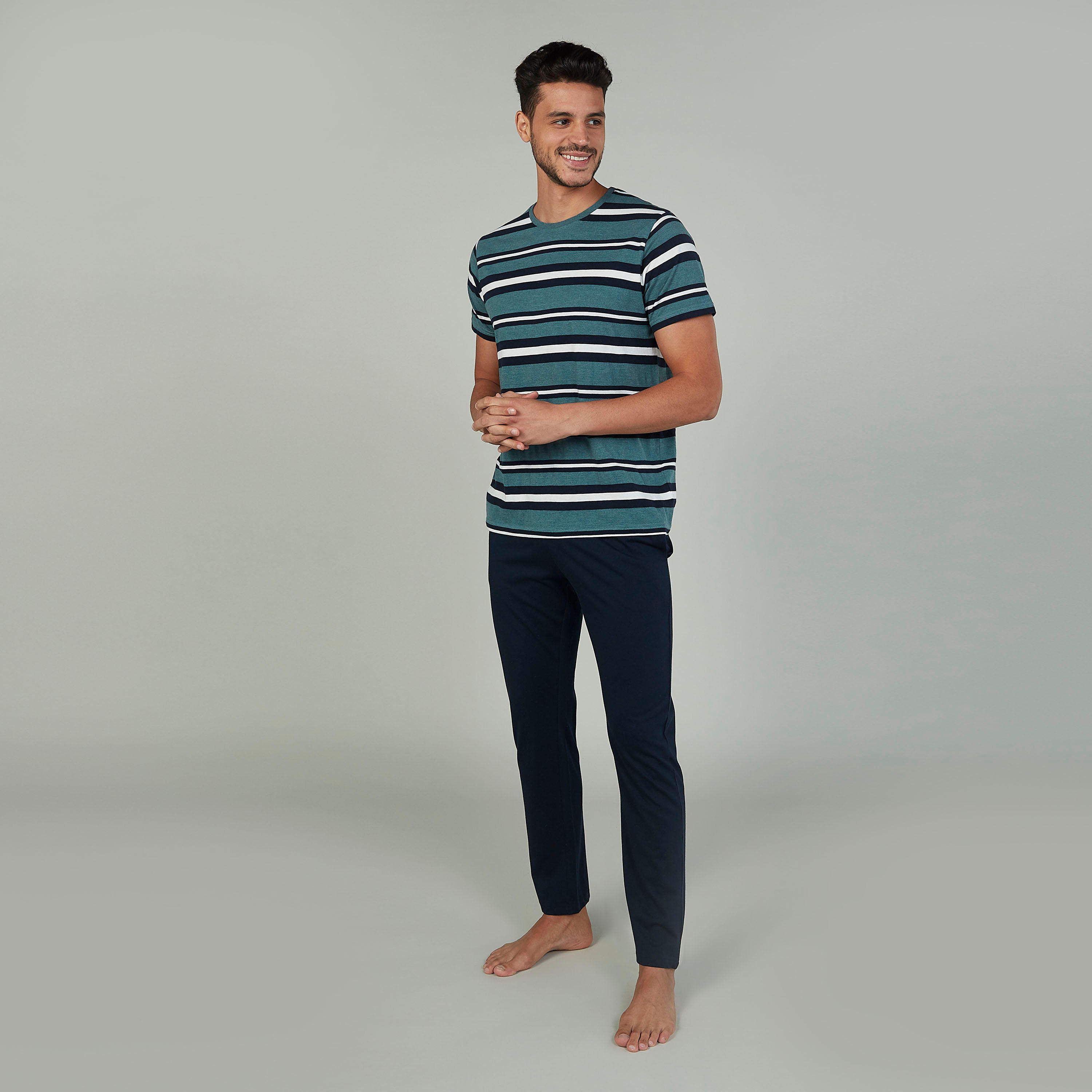 طقم بنطلون بيجاما طويل سادة وتيشيرت مقلّم بياقة مستديرة-men-clothing-nightwear-sets-image-2