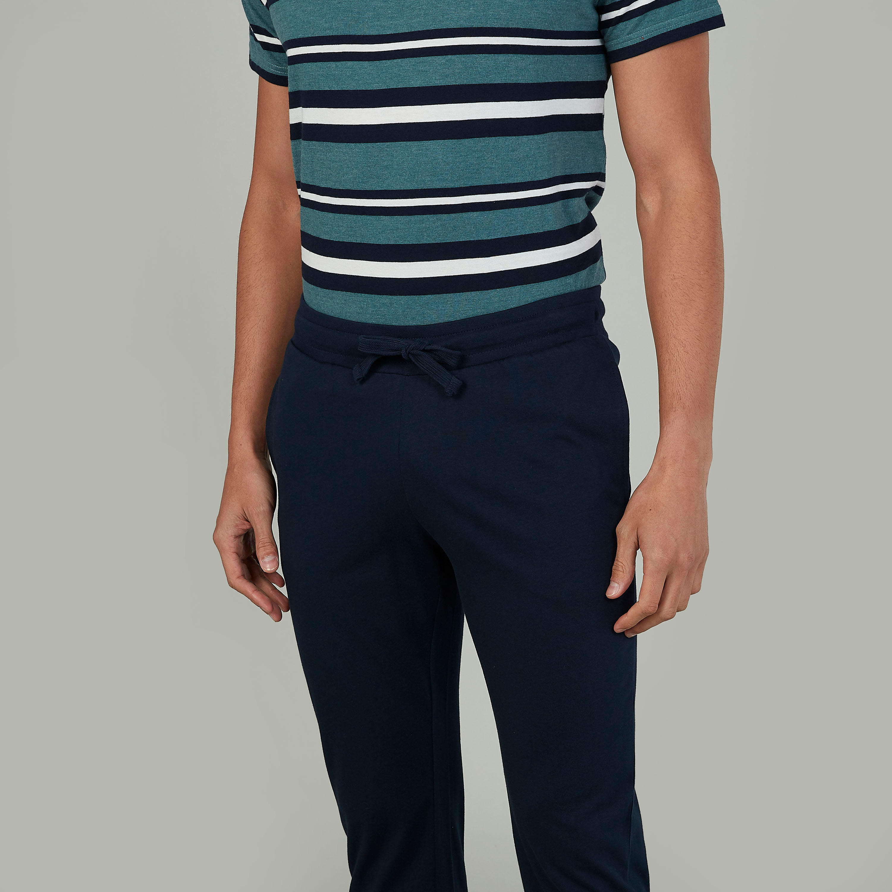 طقم بنطلون بيجاما طويل سادة وتيشيرت مقلّم بياقة مستديرة-men-clothing-nightwear-sets-image-3