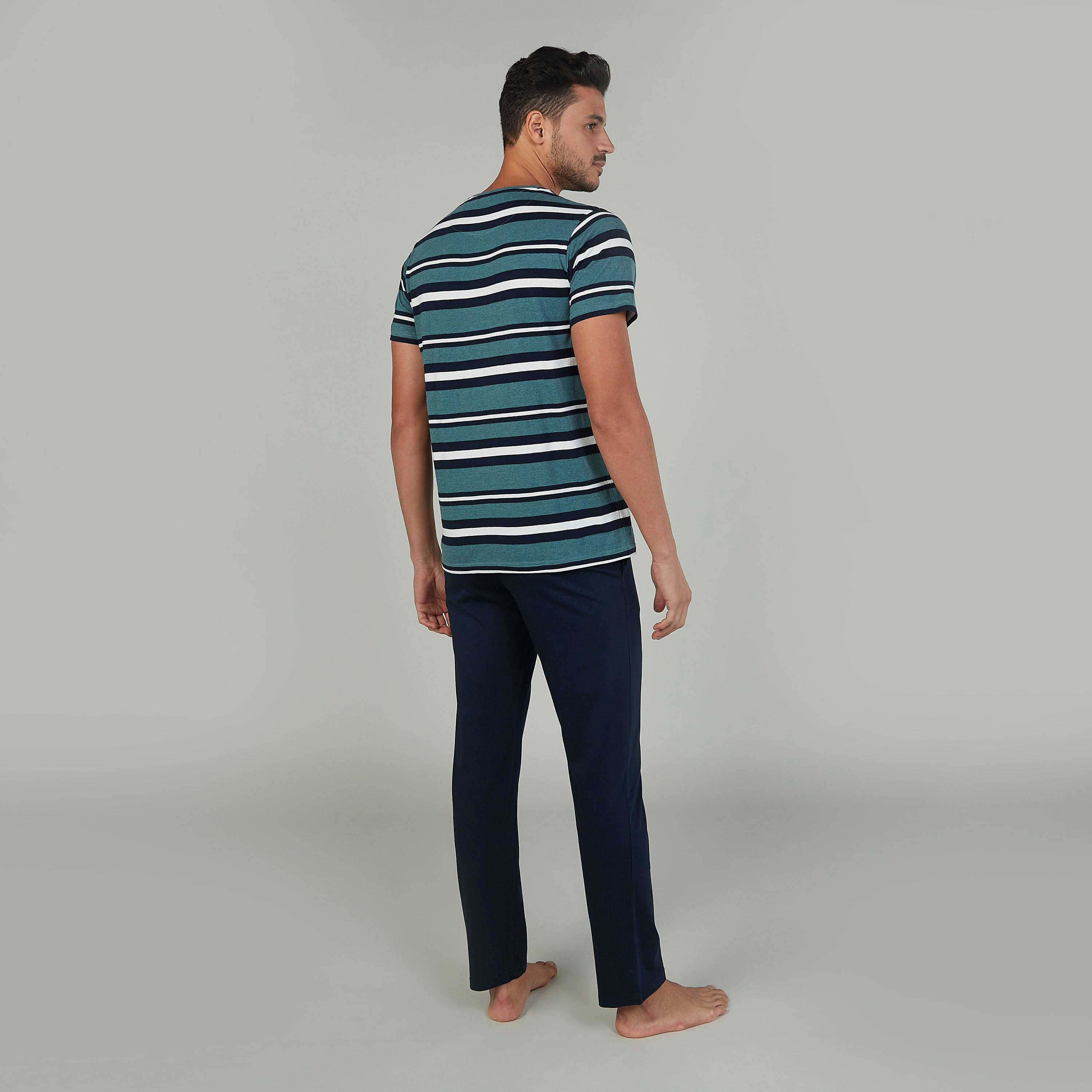 طقم بنطلون بيجاما طويل سادة وتيشيرت مقلّم بياقة مستديرة-men-clothing-nightwear-sets-image-4