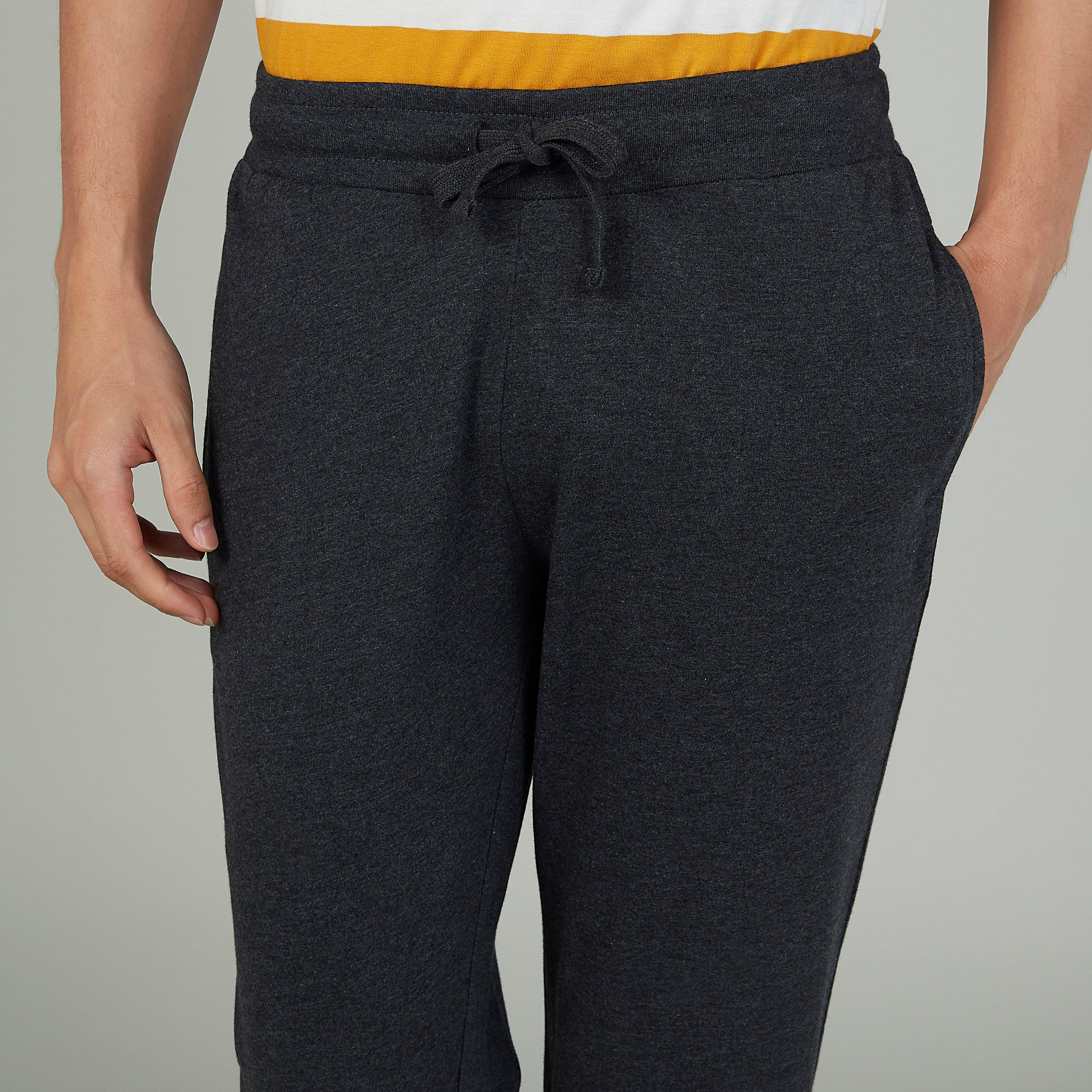 طقم بنطلون بيجاما طويل سادة وتيشيرت مقلّم بياقة مستديرة-men-clothing-nightwear-sets-image-2