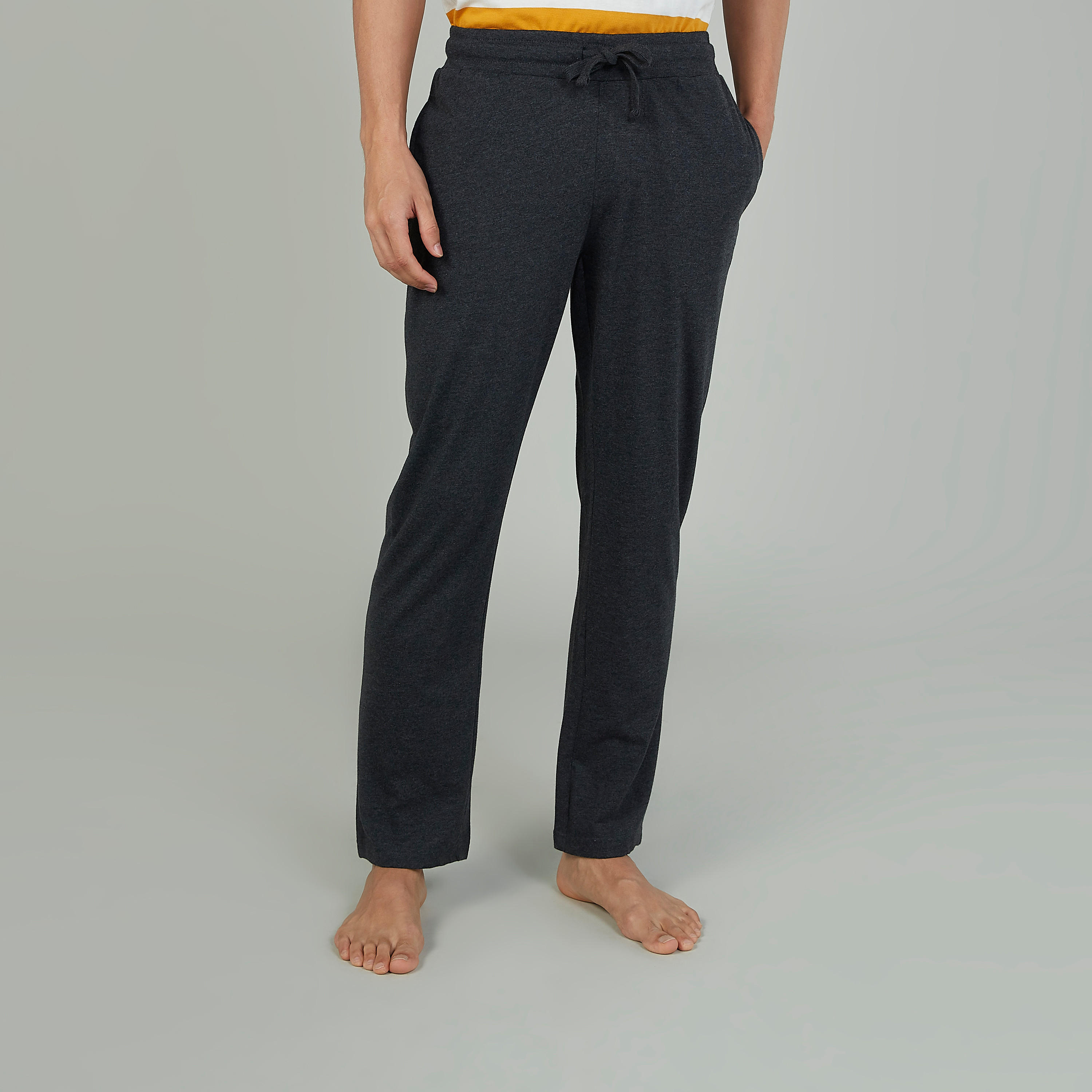 طقم بنطلون بيجاما طويل سادة وتيشيرت مقلّم بياقة مستديرة-men-clothing-nightwear-sets-image-1