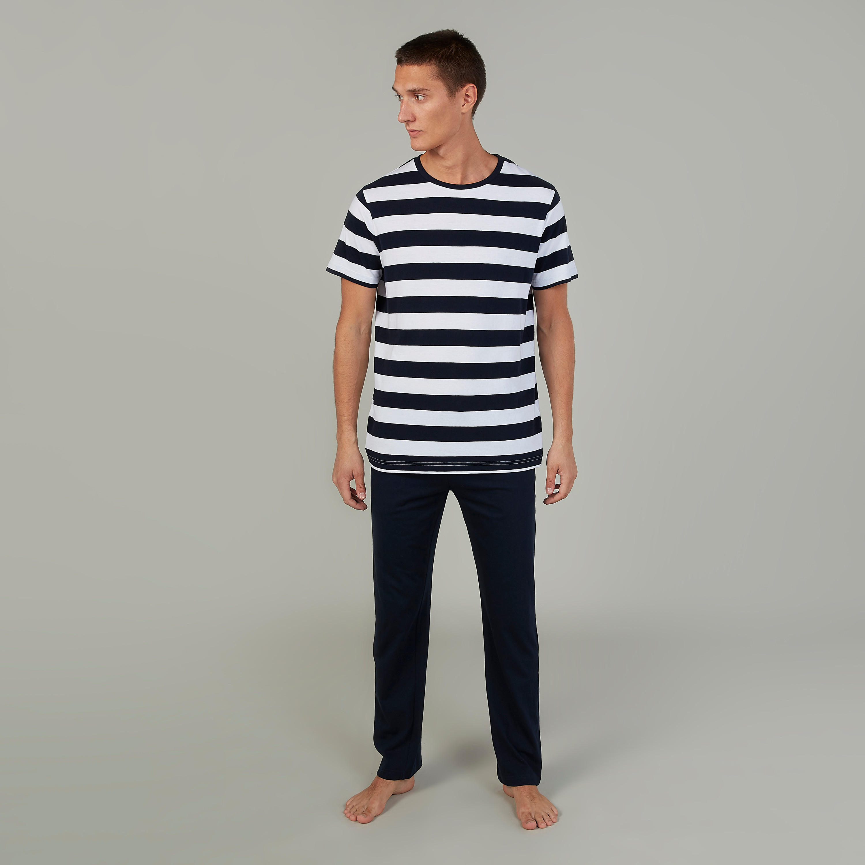 طقم بنطلون بيجاما طويل سادة وتيشيرت مقلّم بياقة ضيقة-men-clothing-nightwear-sets-image-1