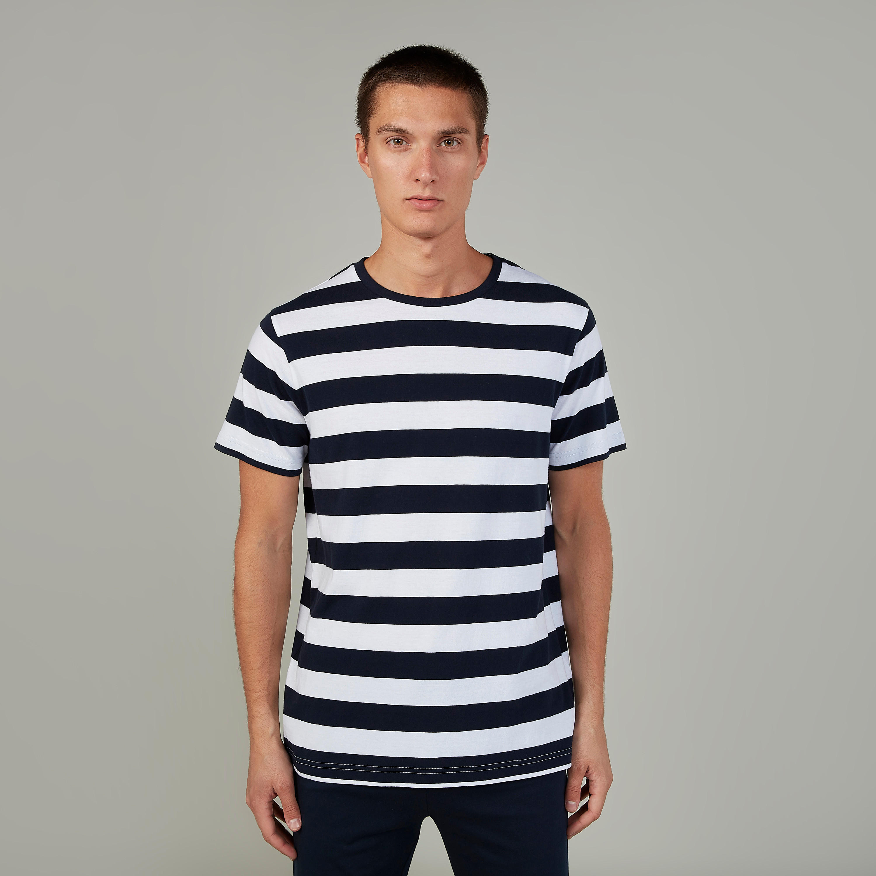 طقم بنطلون بيجاما طويل سادة وتيشيرت مقلّم بياقة ضيقة-men-clothing-nightwear-sets-image-2