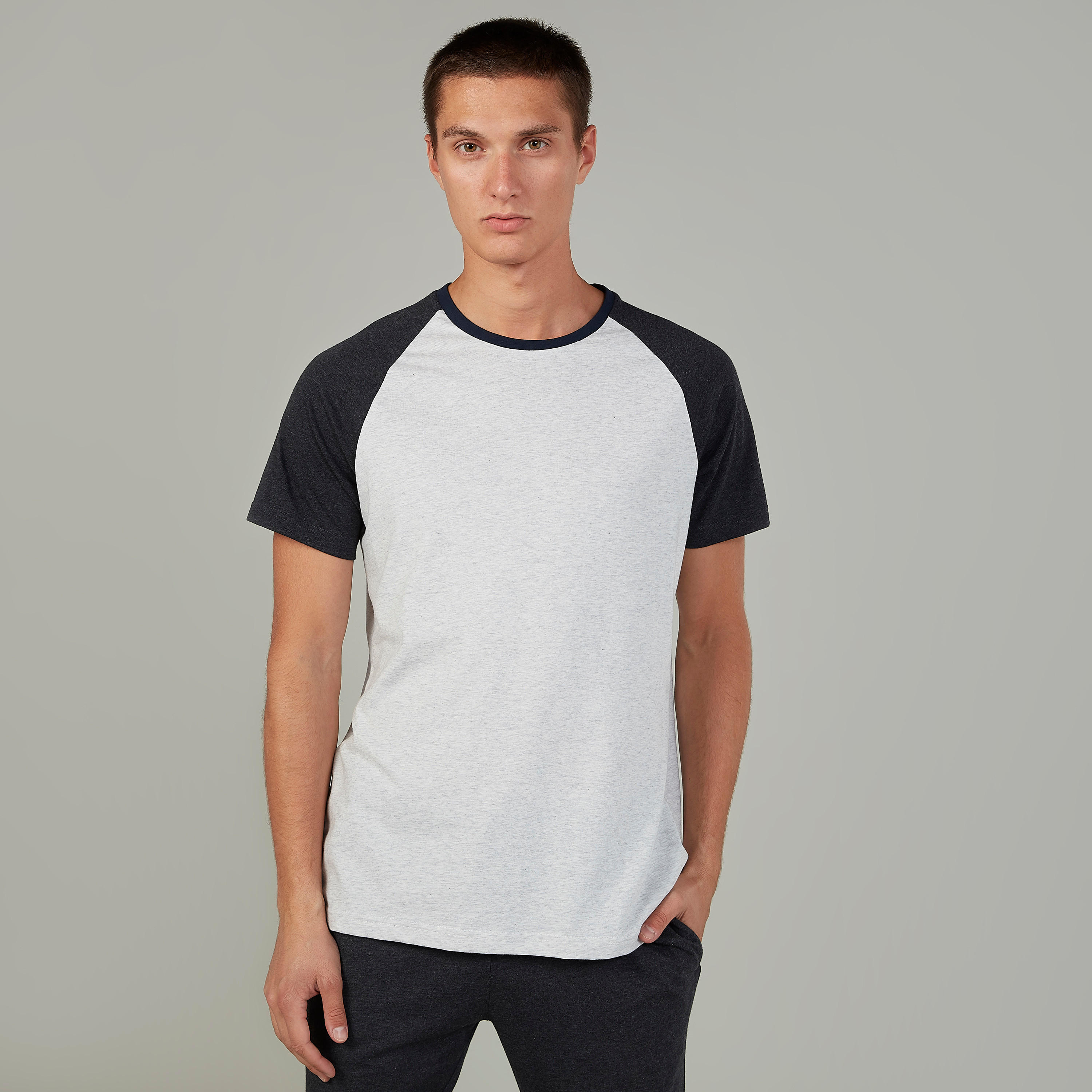 طقم بنطلون بيجاما طويل وتيشيرت سادة بأكمام مغايرة-men-clothing-nightwear-sets-image-4