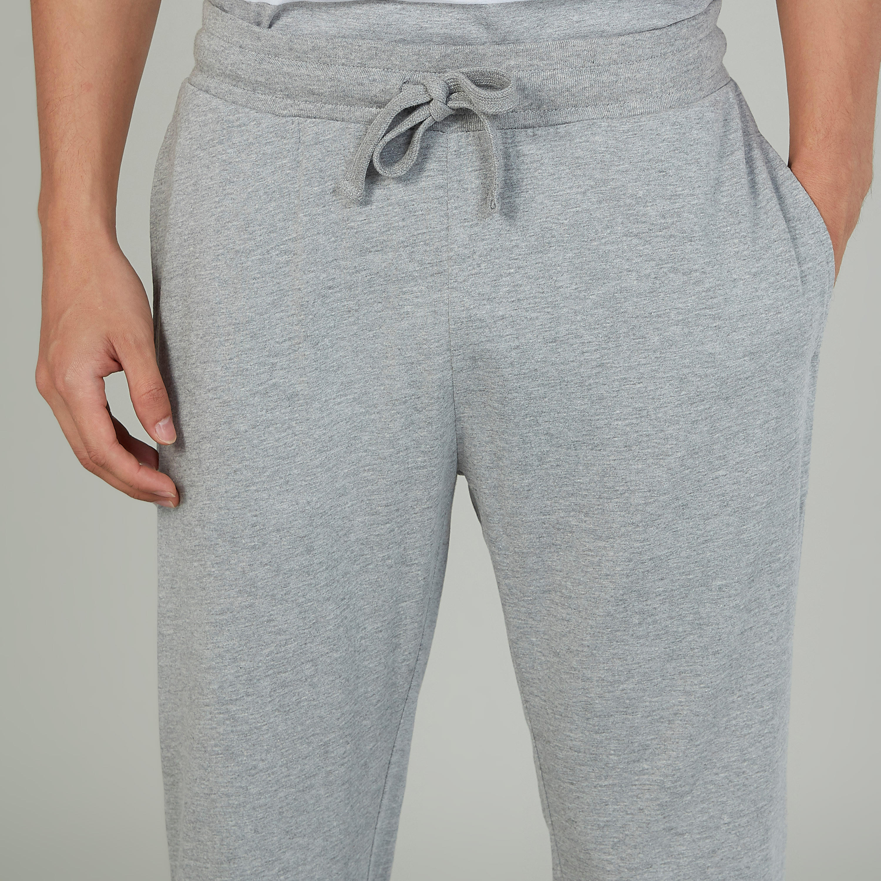 طقم بنطلون بيجاما طويل وتيشيرت مخطط بياقة ضيقة-men-clothing-nightwear-sets-image-4