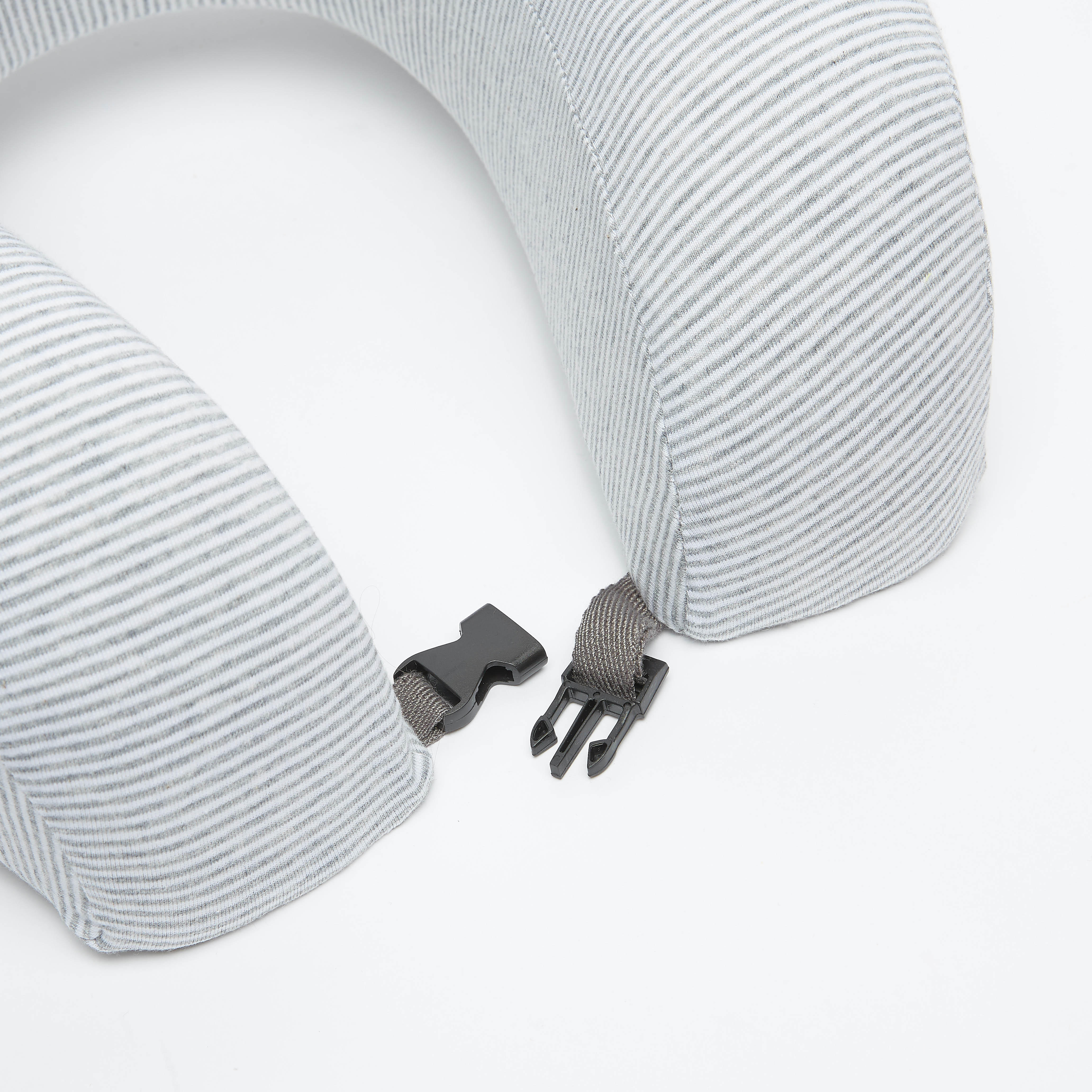 وسادة رقبة مخططة بإبزيم إغلاق-travel-accessories-image-2