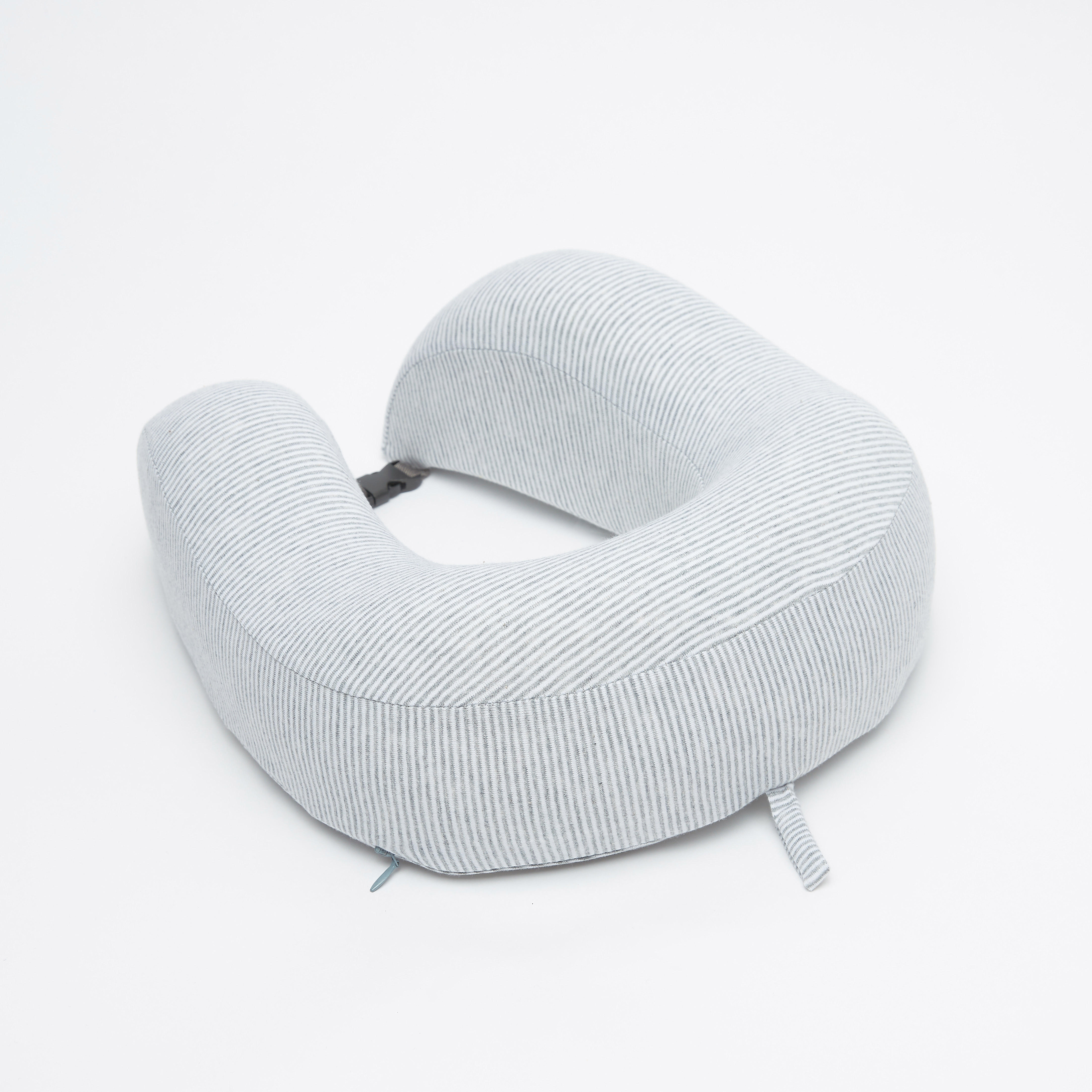 وسادة رقبة مخططة بإبزيم إغلاق-travel-accessories-image-1