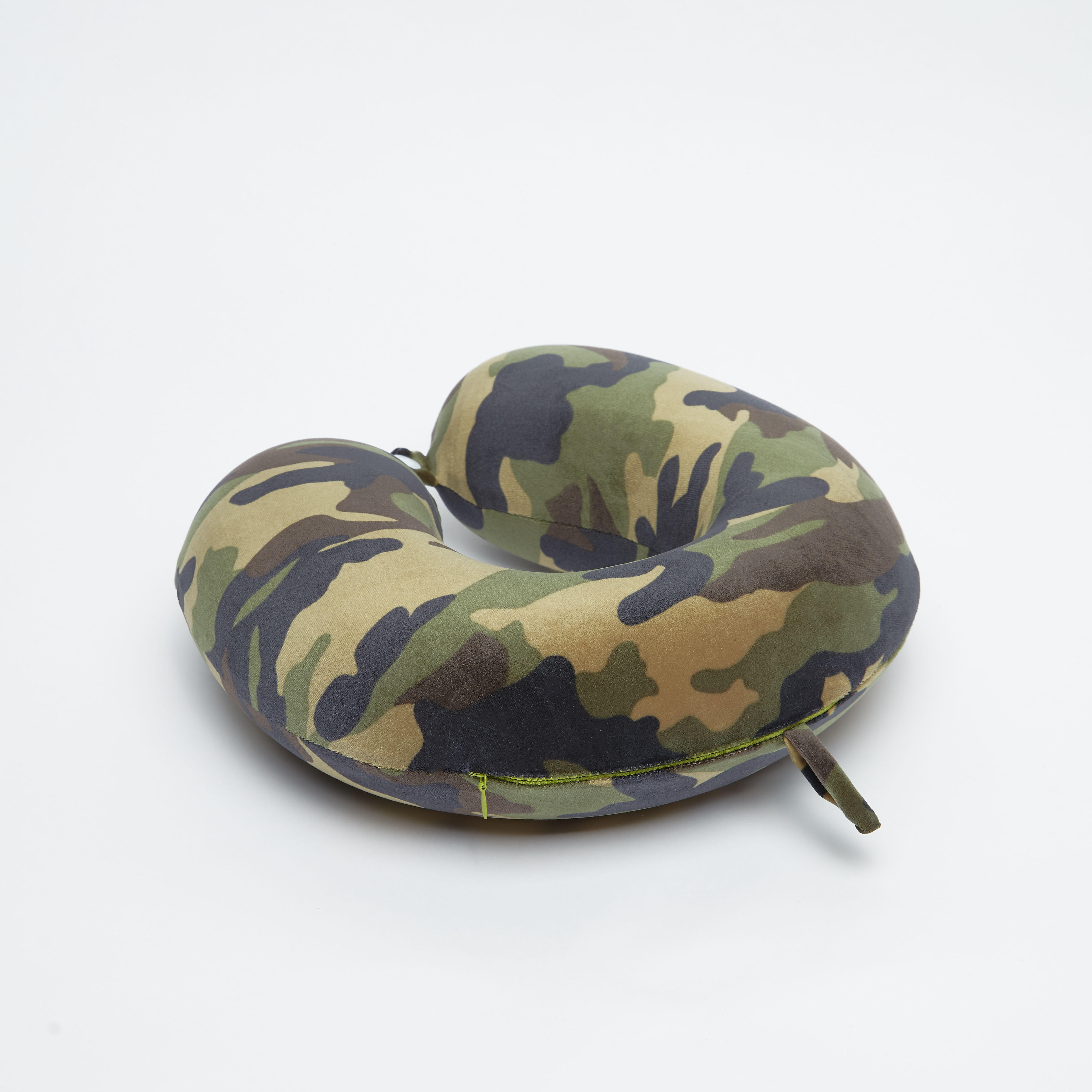 وسادة رقبة بطبعات مموهة وإغلاق كبّاس-travel-accessories-image-3