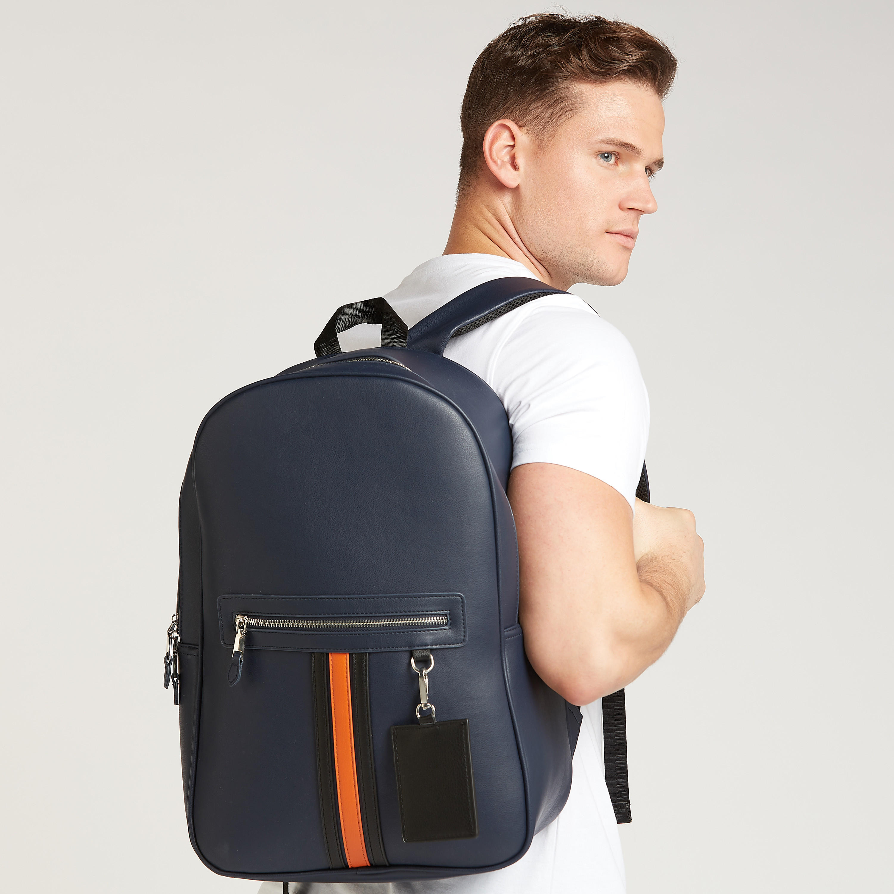 شنطة ظهر بارزة الملمس بحمّالات كتف قابلة للتّعديل وتفاصيل شريط-men-bags-image-4