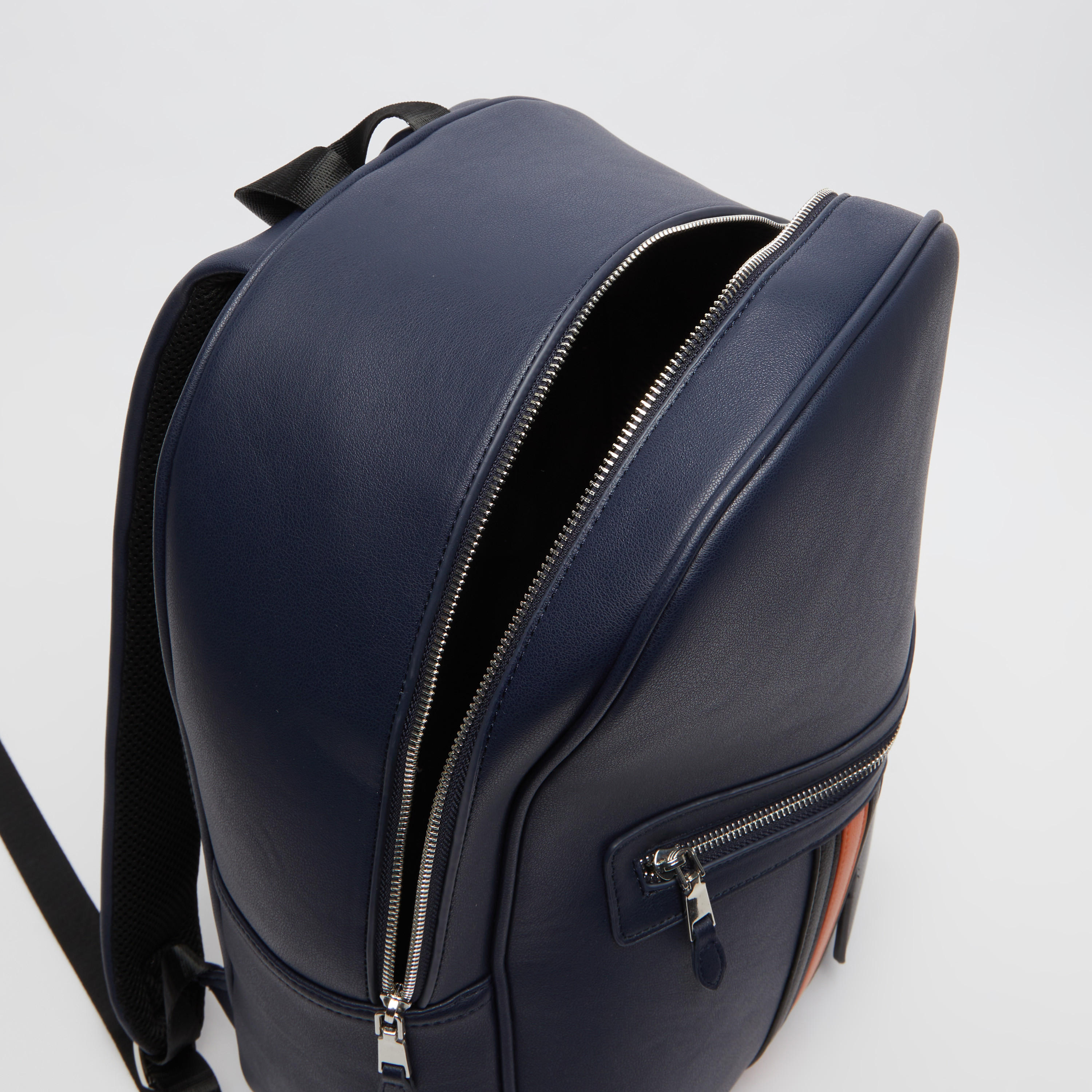 شنطة ظهر بارزة الملمس بحمّالات كتف قابلة للتّعديل وتفاصيل شريط-men-bags-image-1