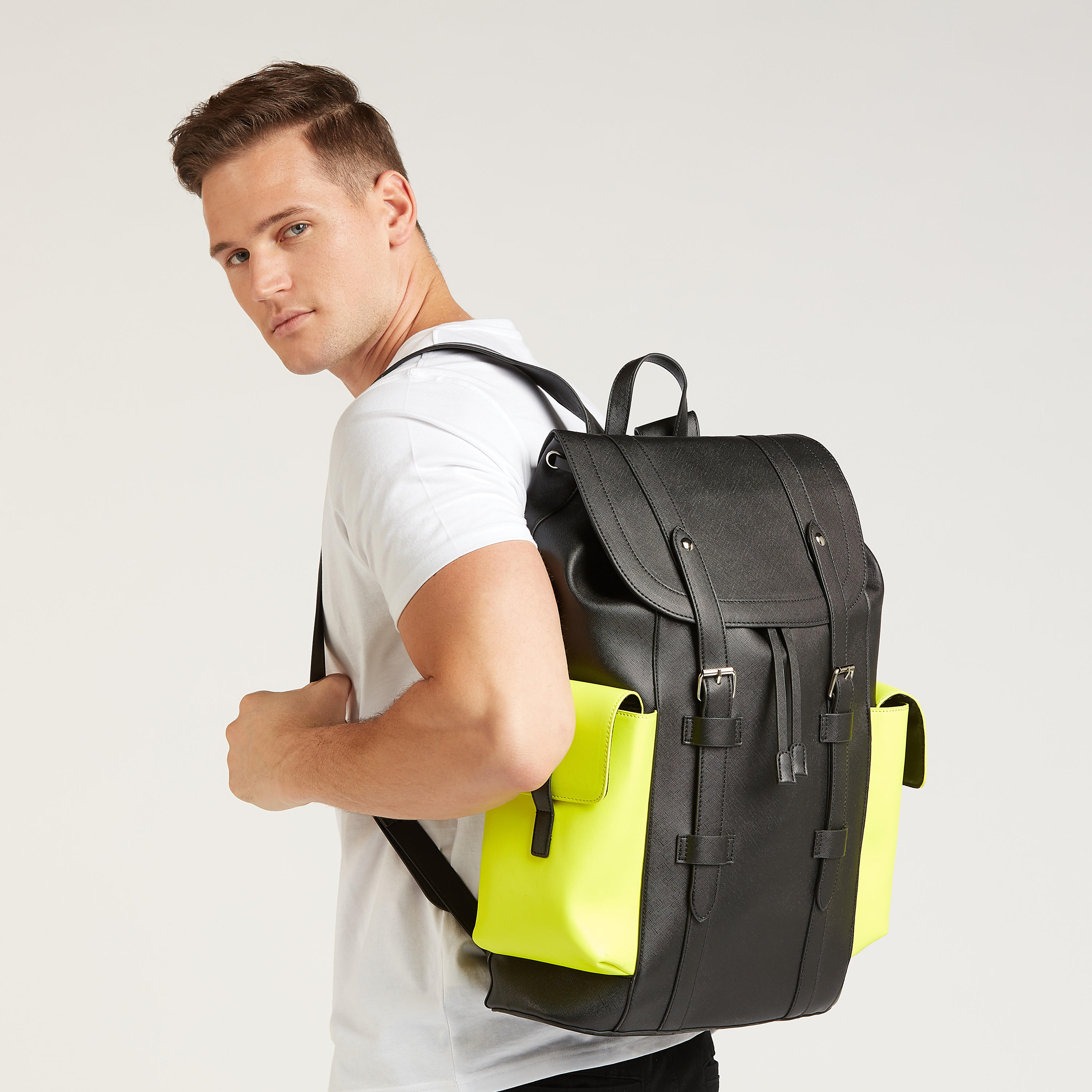 شنطة ظهر بارزة الملمس بأربطة وإبزيم إغلاق-men-bags-image-2