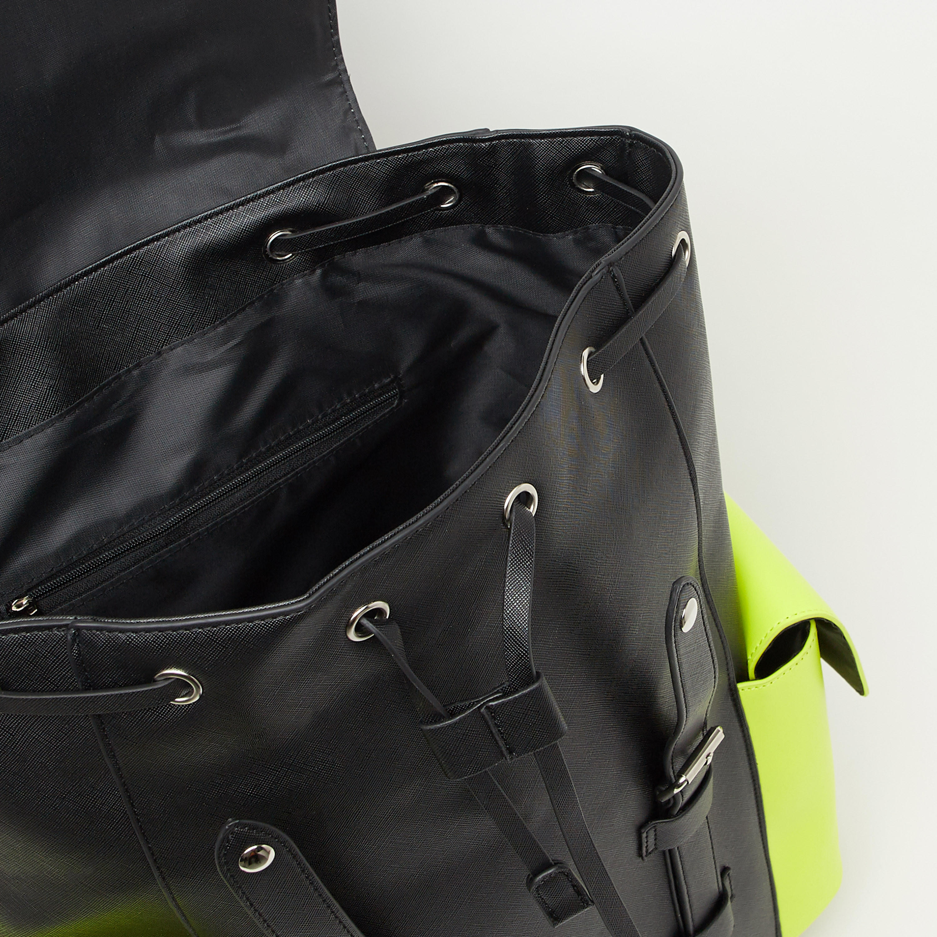 شنطة ظهر بارزة الملمس بأربطة وإبزيم إغلاق-men-bags-image-5