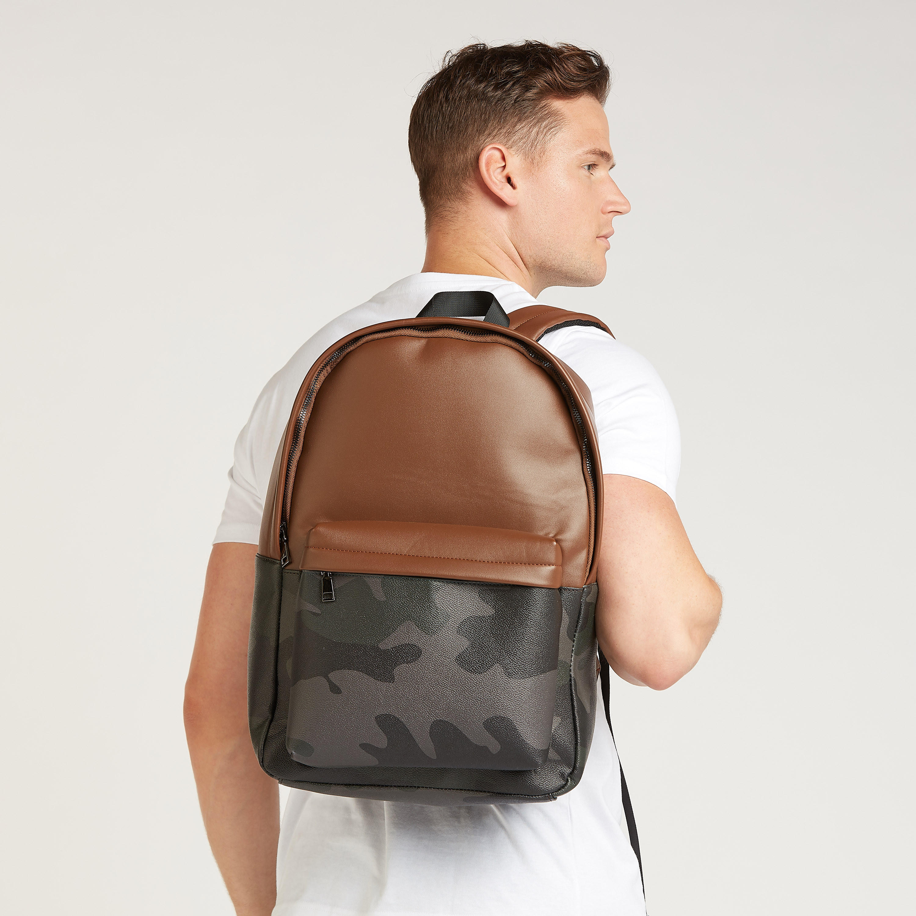 شنطة ظهر بطبعات مع حمالات قابلة للتعديل ومقبض علوي-men-bags-image-2