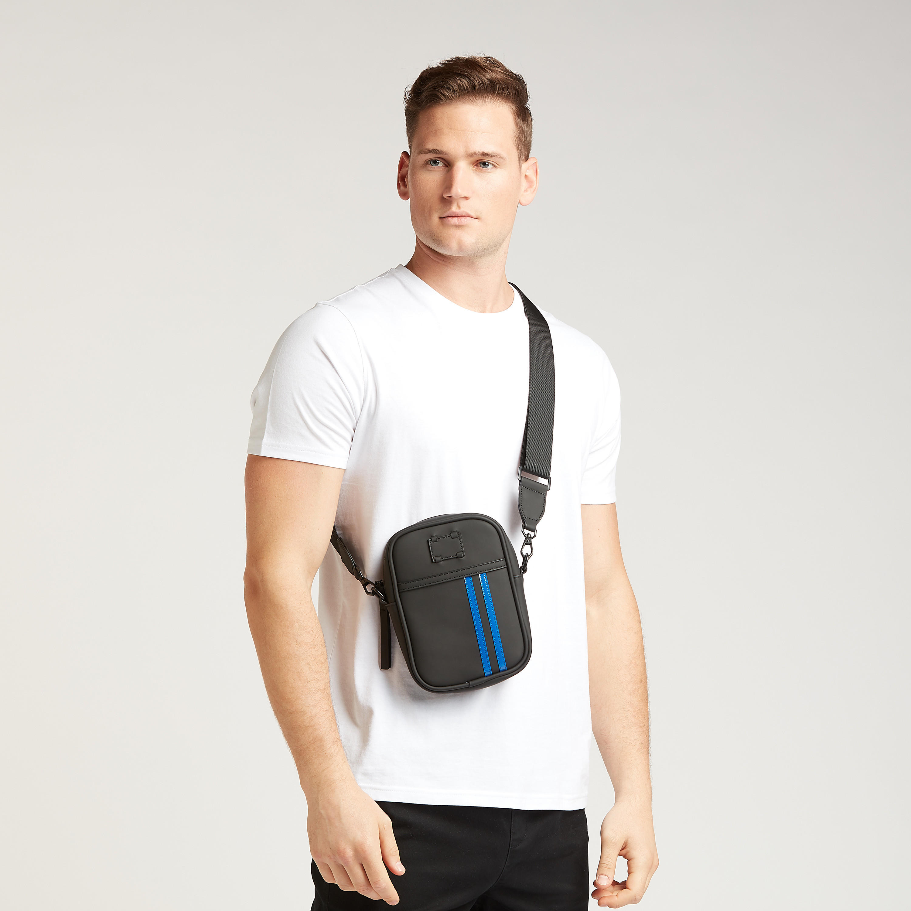 شنطة كروس بودي بارزة الملمس بسحاب إغلاق وحمّالة قابلة للتعديل-men-bags-image-4
