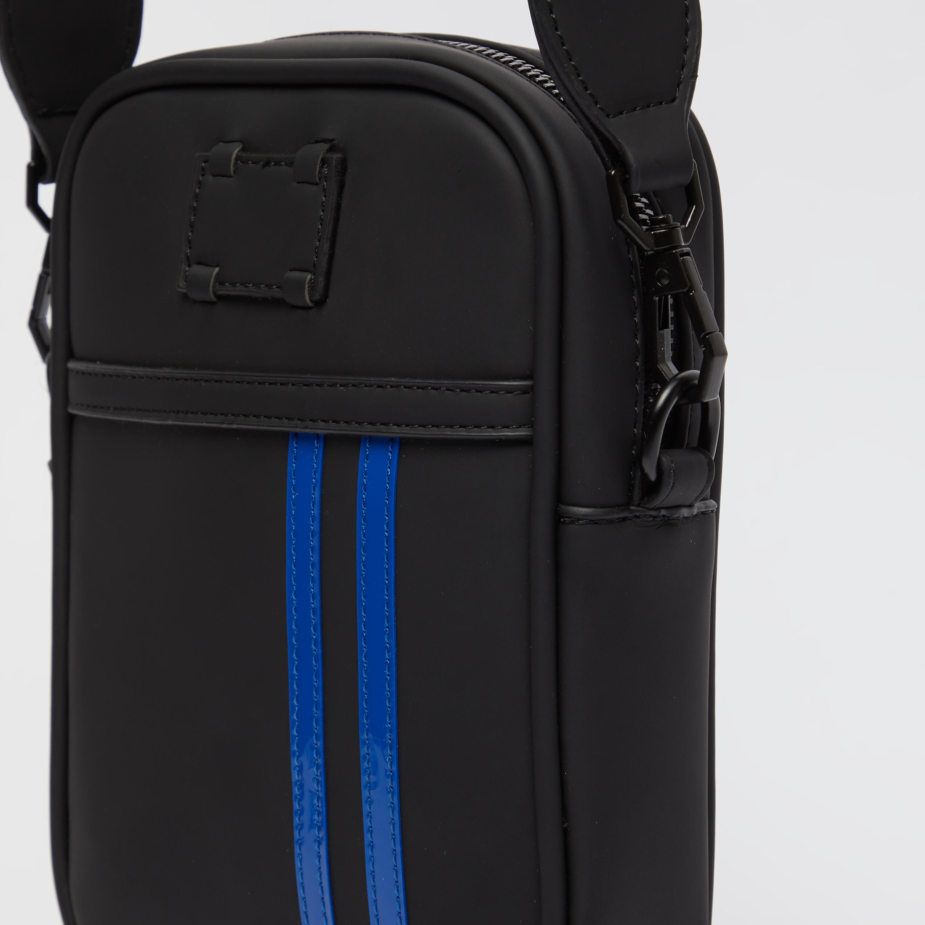 شنطة كروس بودي بارزة الملمس بسحاب إغلاق وحمّالة قابلة للتعديل-men-bags-image-3