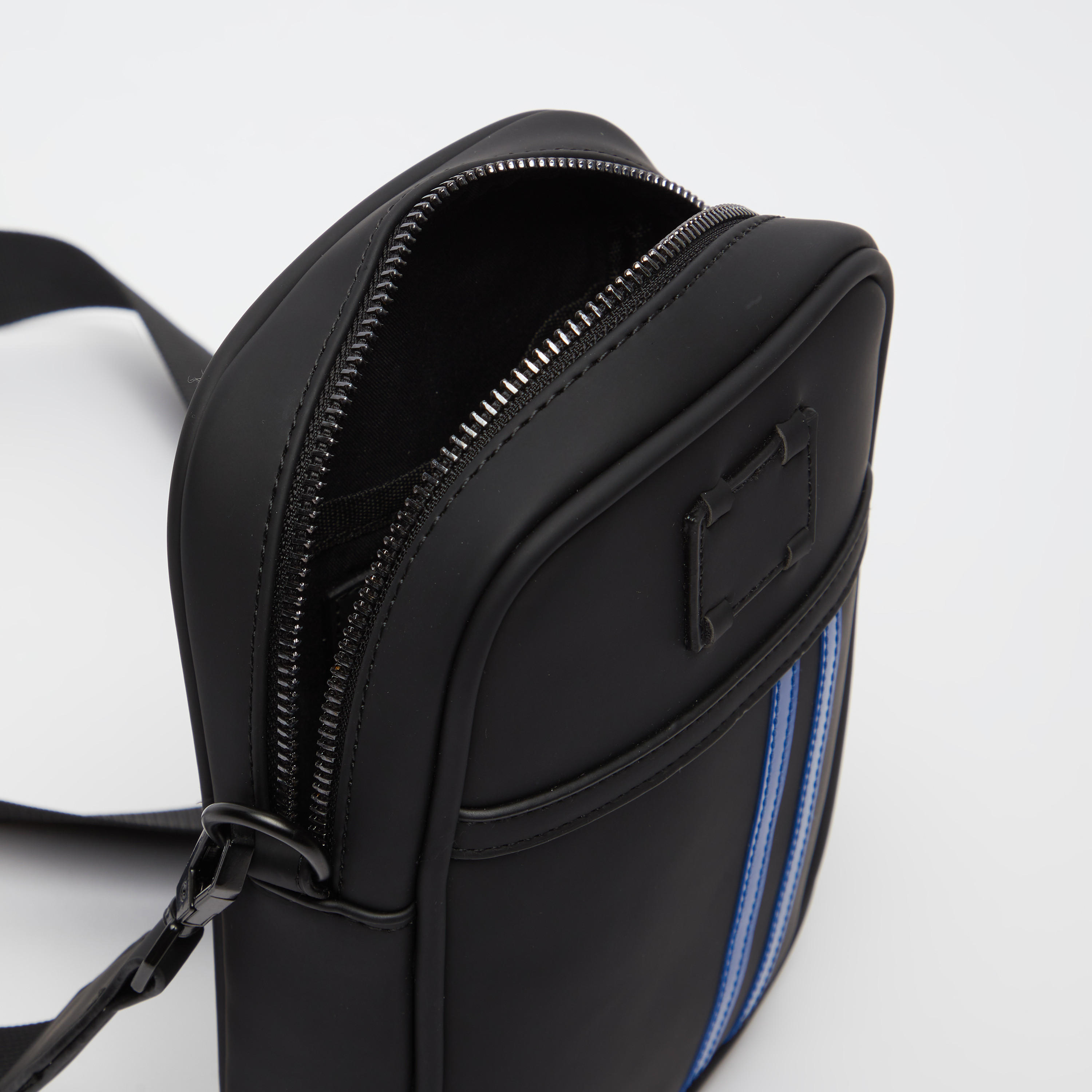 شنطة كروس بودي بارزة الملمس بسحاب إغلاق وحمّالة قابلة للتعديل-men-bags-image-1