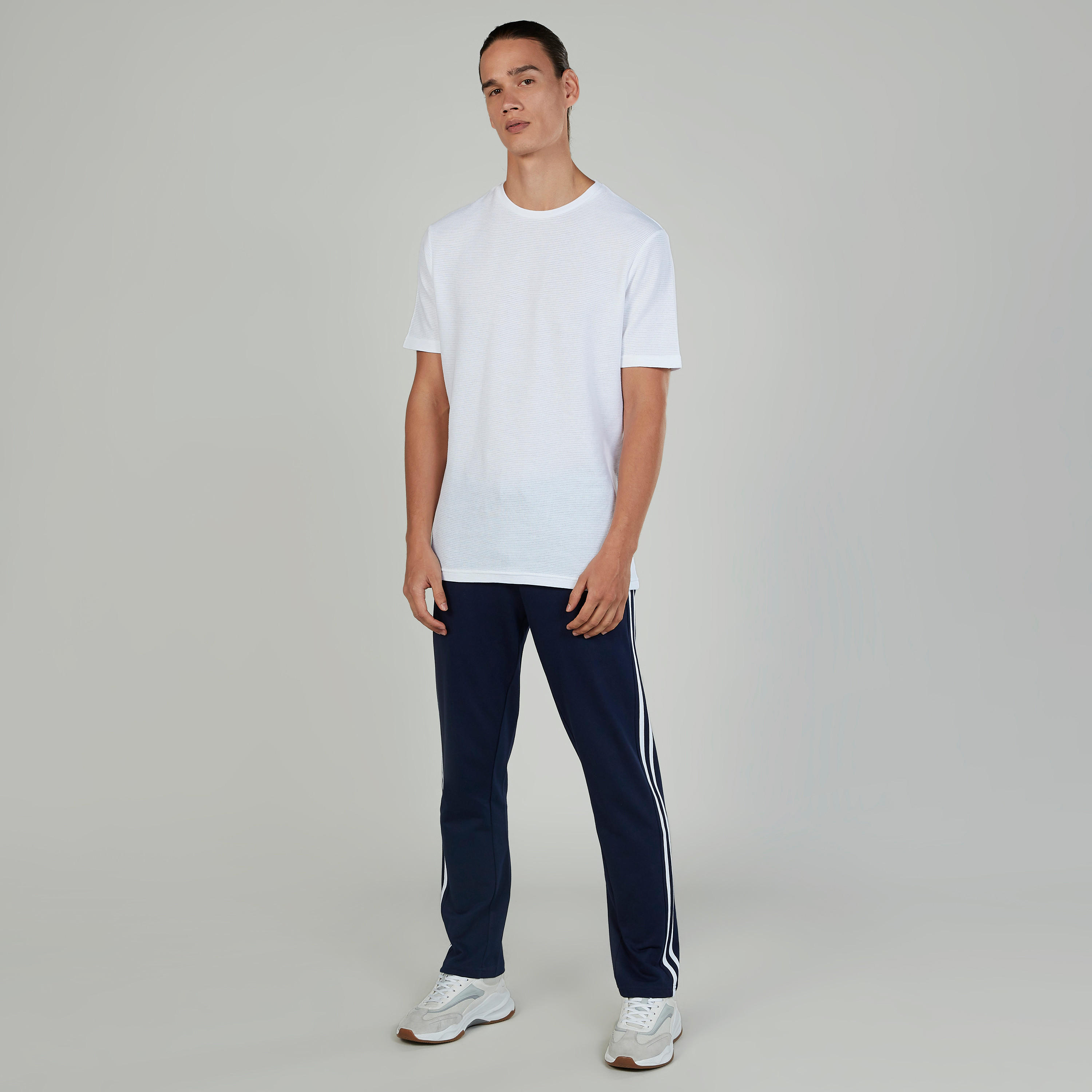 بنطلون سادة بجيوب وتفاصيل مقلّمة-men-clothing-nightwear-pyjamaandshorts-image-2