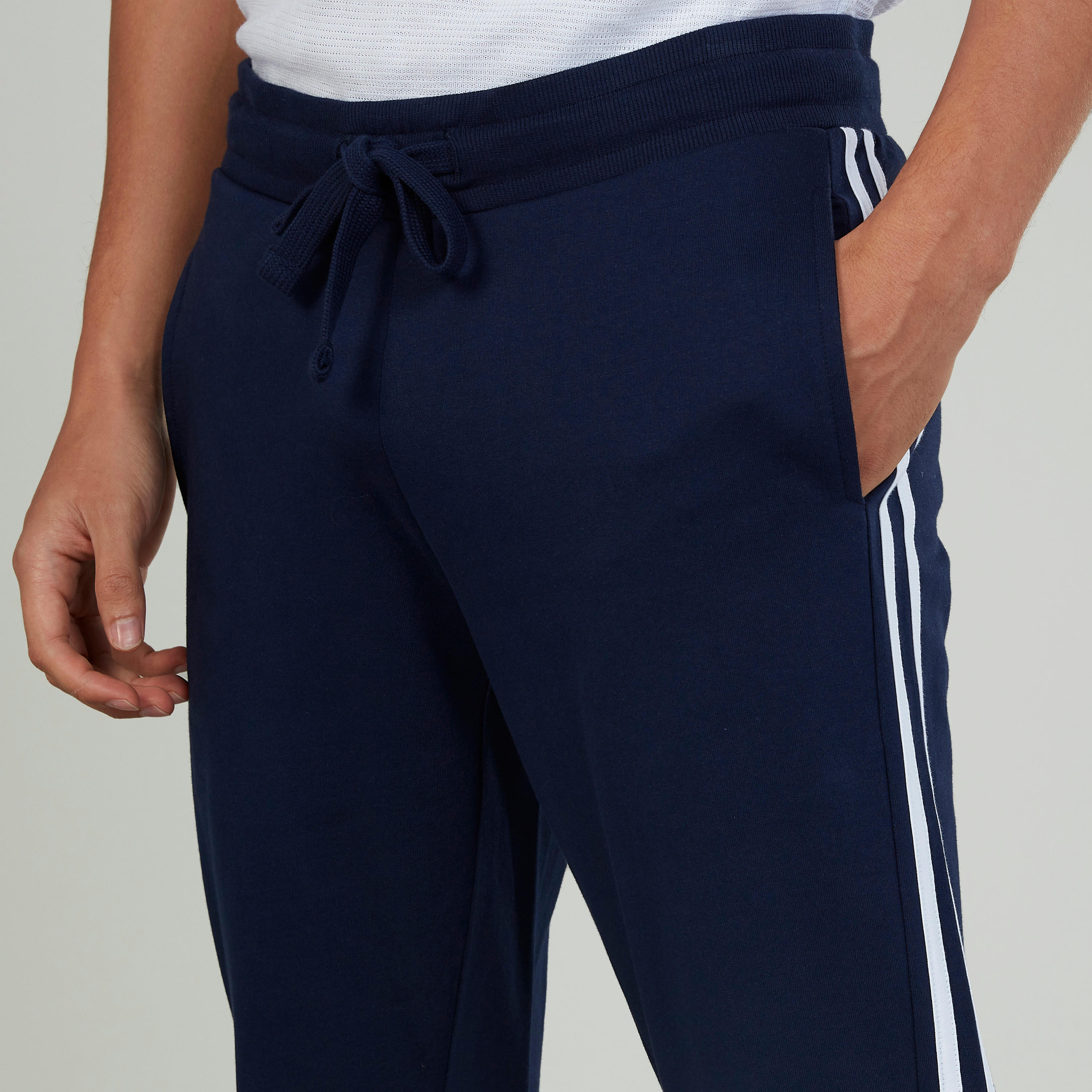 بنطلون سادة بجيوب وتفاصيل مقلّمة-men-clothing-nightwear-pyjamaandshorts-image-3