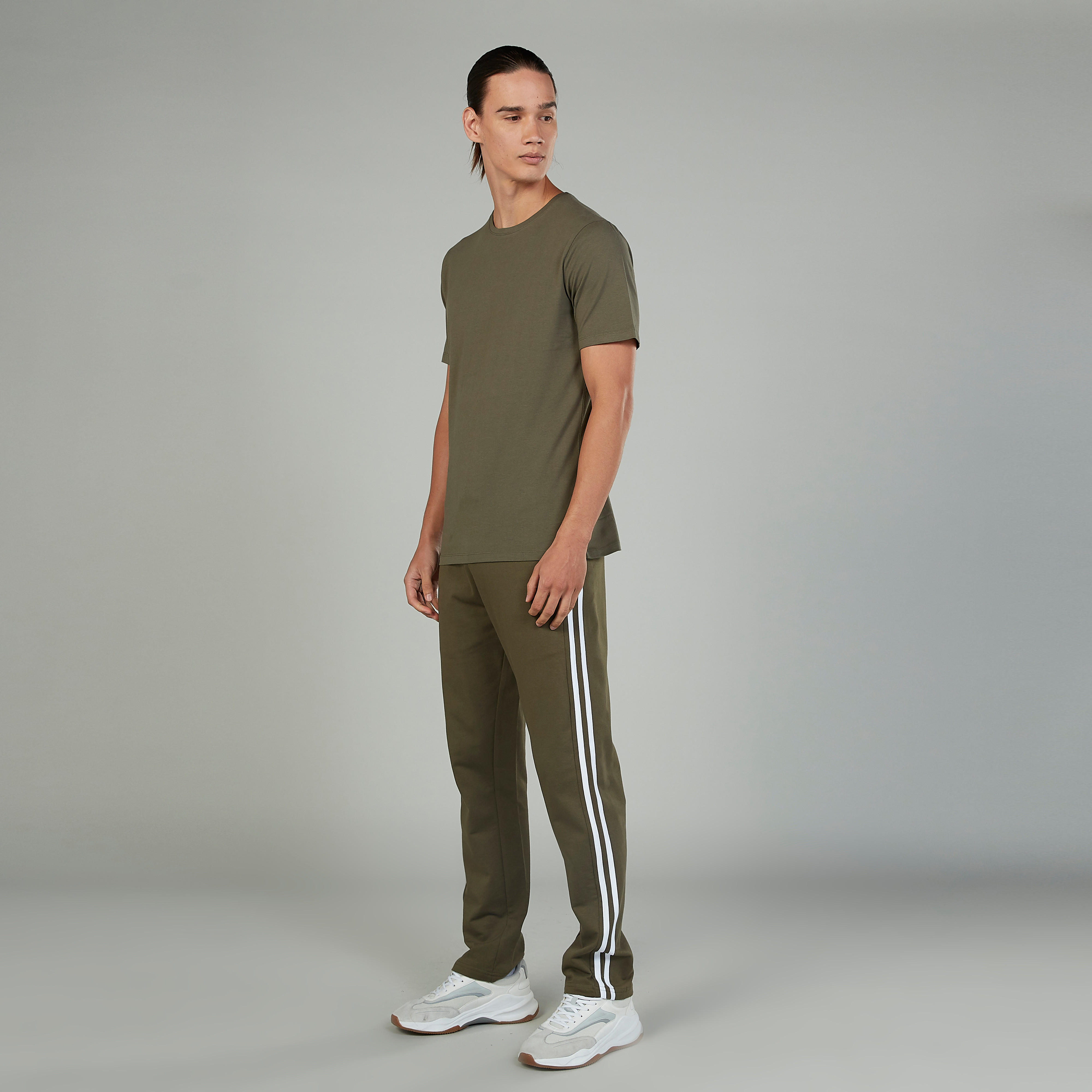 بنطلون سادة بخصر مطّاطي مخطط وشريطة جانبية-men-clothing-nightwear-pyjamaandshorts-image-2