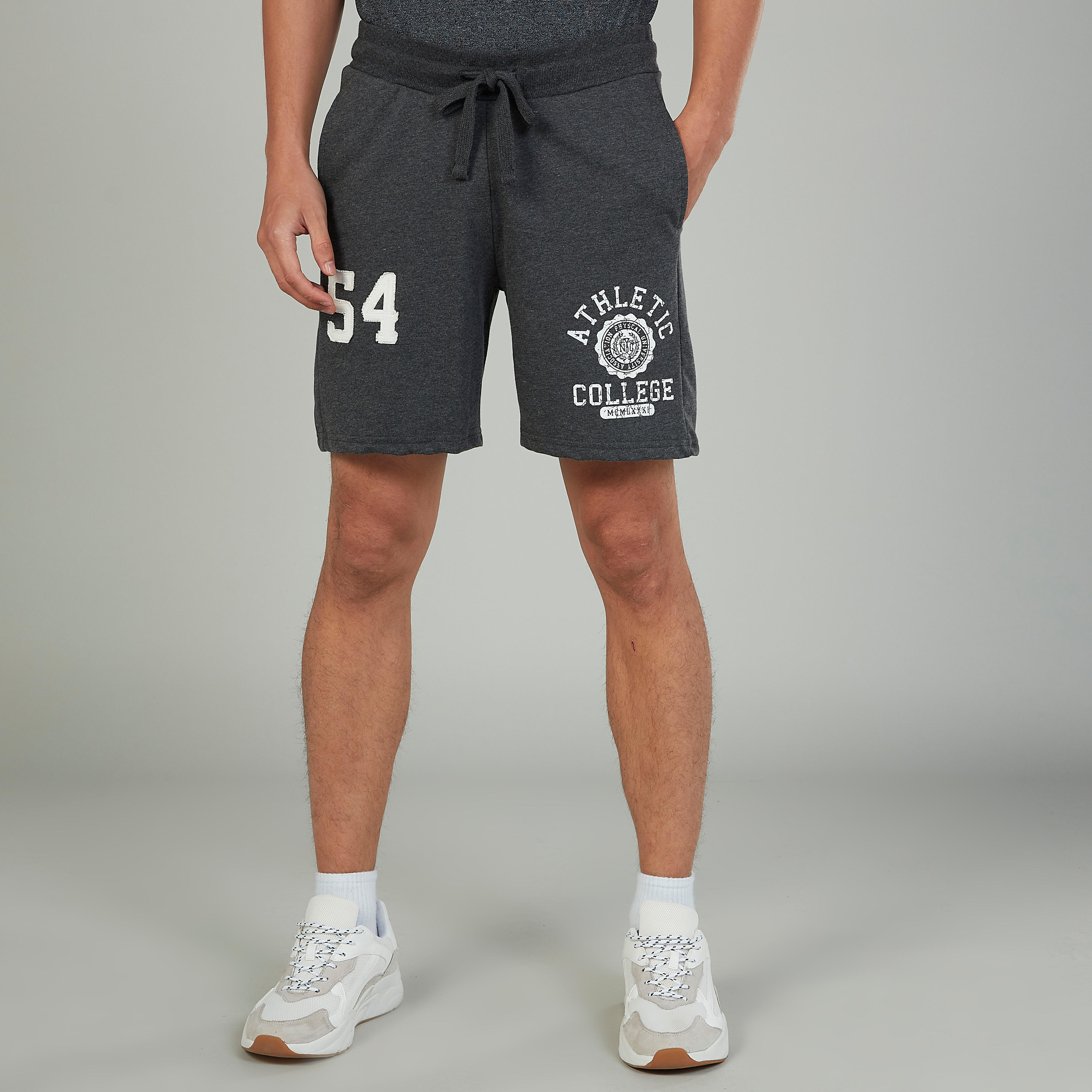 شورت مطرّز برباط وتفاصيل جيوب-men-clothing-bottoms-shorts-image-4