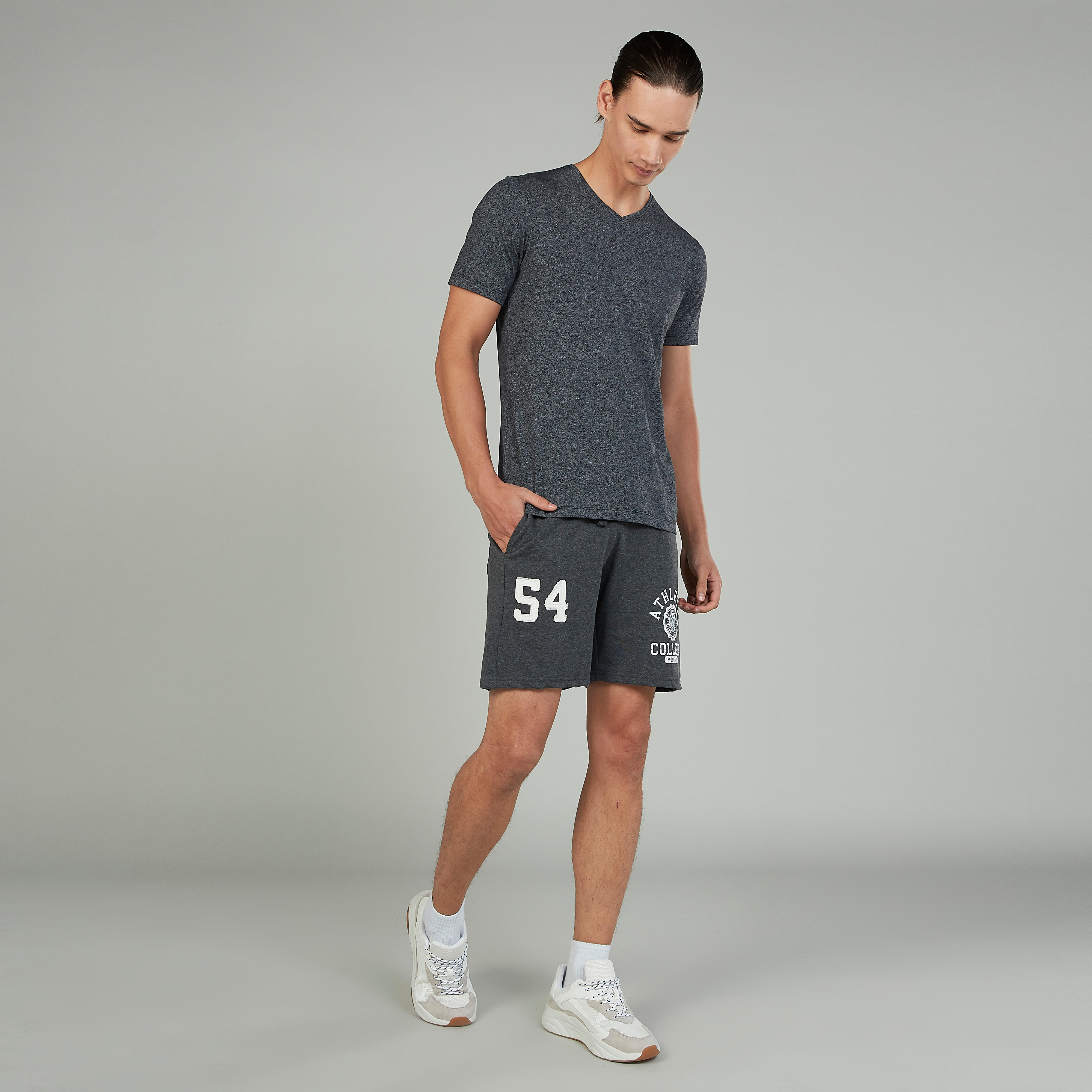شورت مطرّز برباط وتفاصيل جيوب-men-clothing-bottoms-shorts-image-3