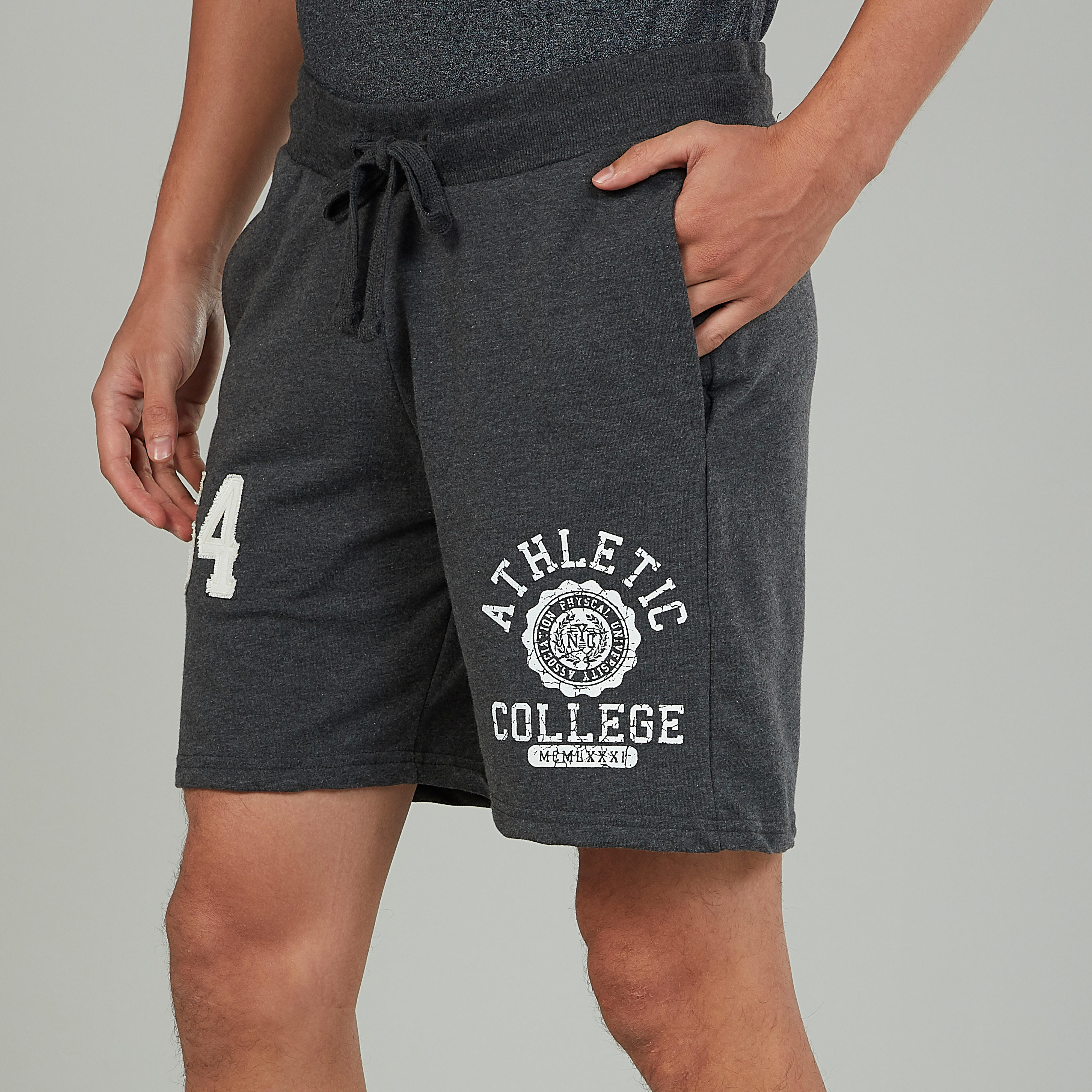 شورت مطرّز برباط وتفاصيل جيوب-men-clothing-bottoms-shorts-image-2