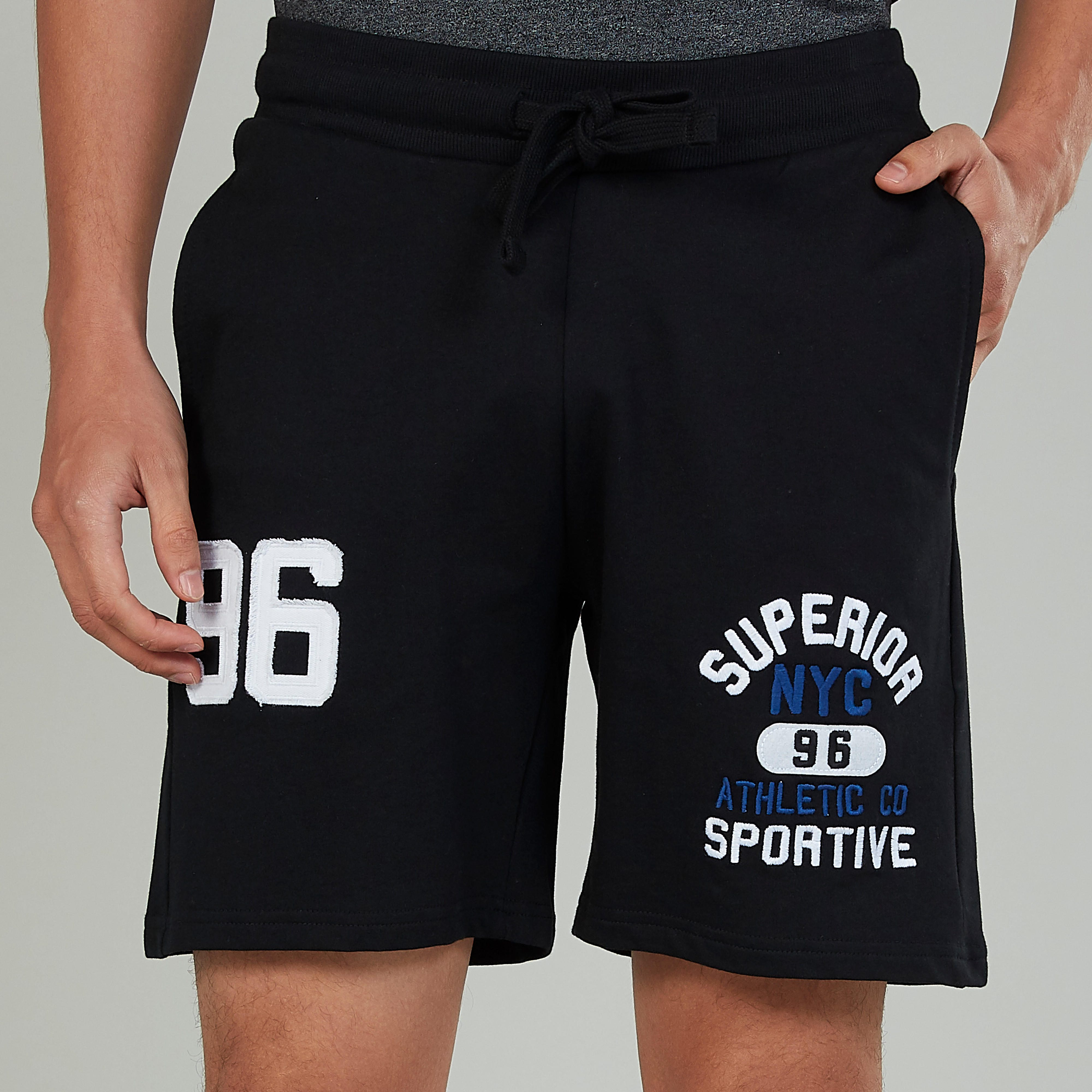 شورت مطرّز برباط وتفاصيل جيوب-men-clothing-bottoms-shorts-image-3