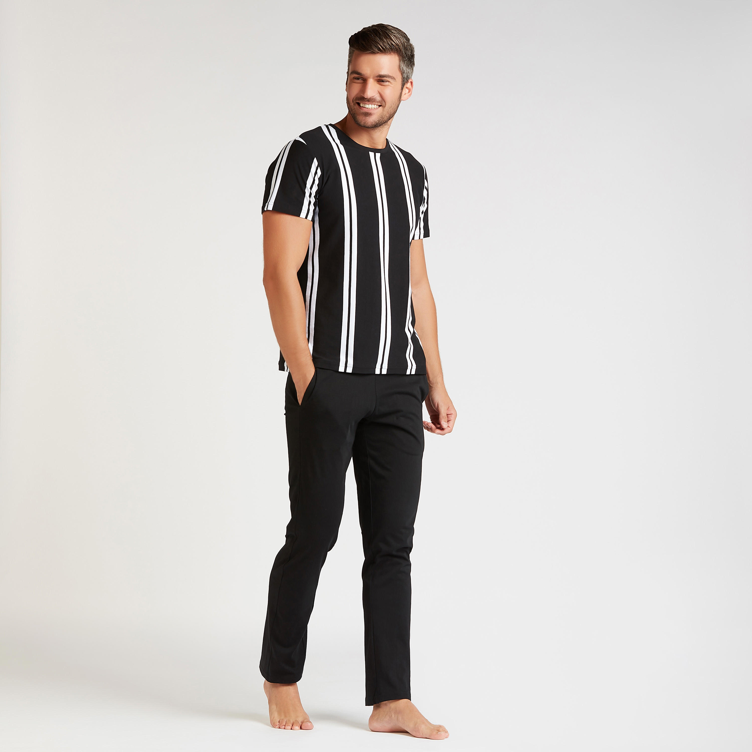 طقم بنطلون بيجاما وتيشيرت مخطط بياقة ضيقة-men-clothing-nightwear-sets-image-1