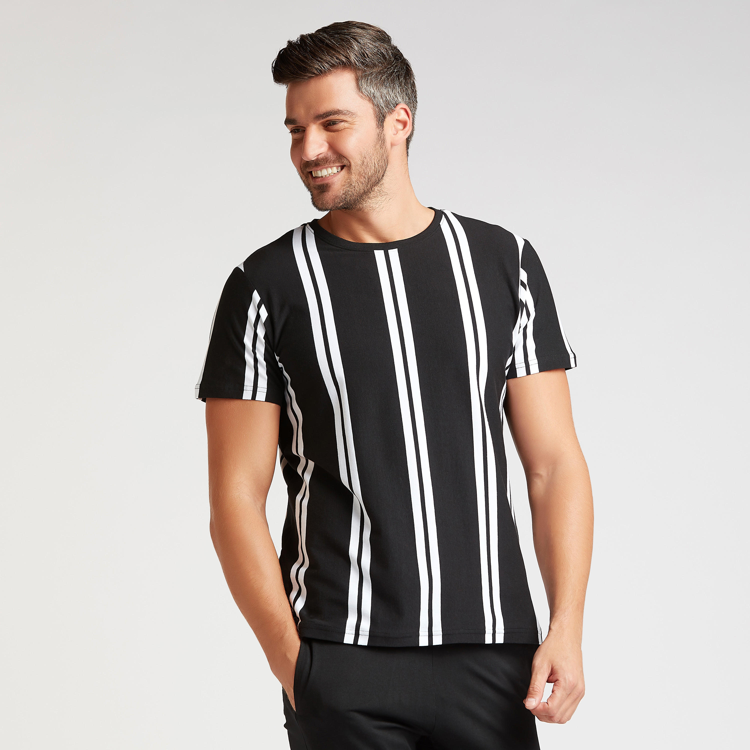 طقم بنطلون بيجاما وتيشيرت مخطط بياقة ضيقة-men-clothing-nightwear-sets-image-3