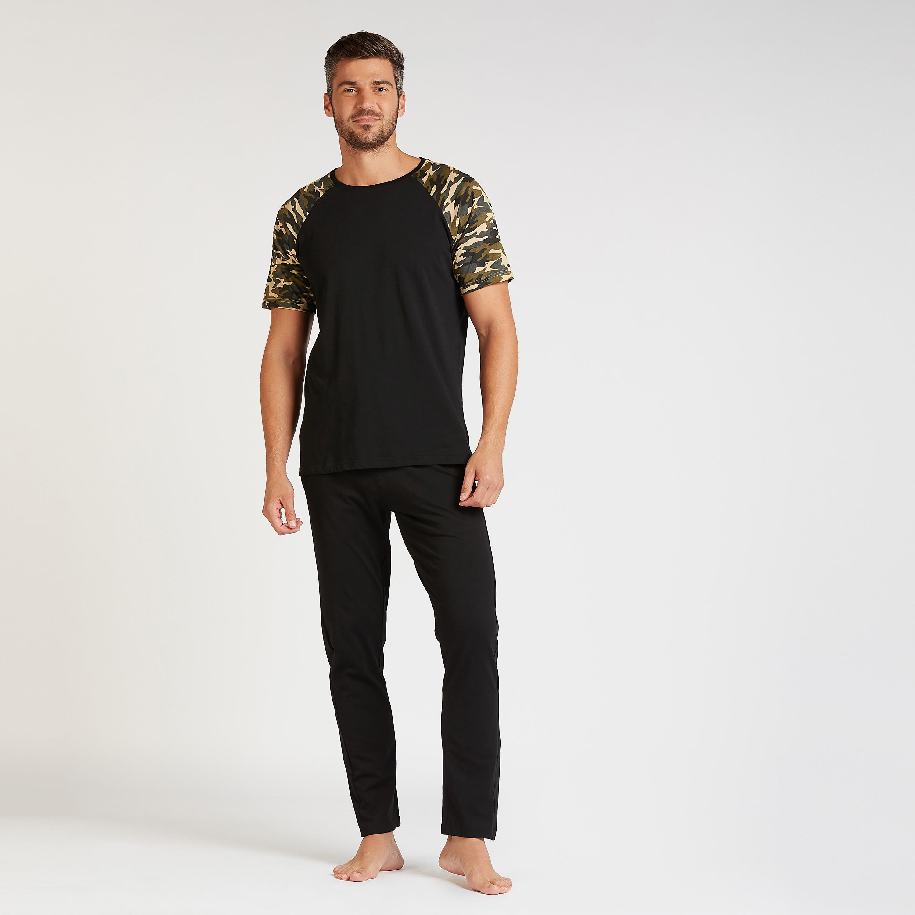 طقم بنطلون بيجام وتيشيرت بأكمام مغايرة وطبعات مموهة-men-clothing-nightwear-sets-image-1