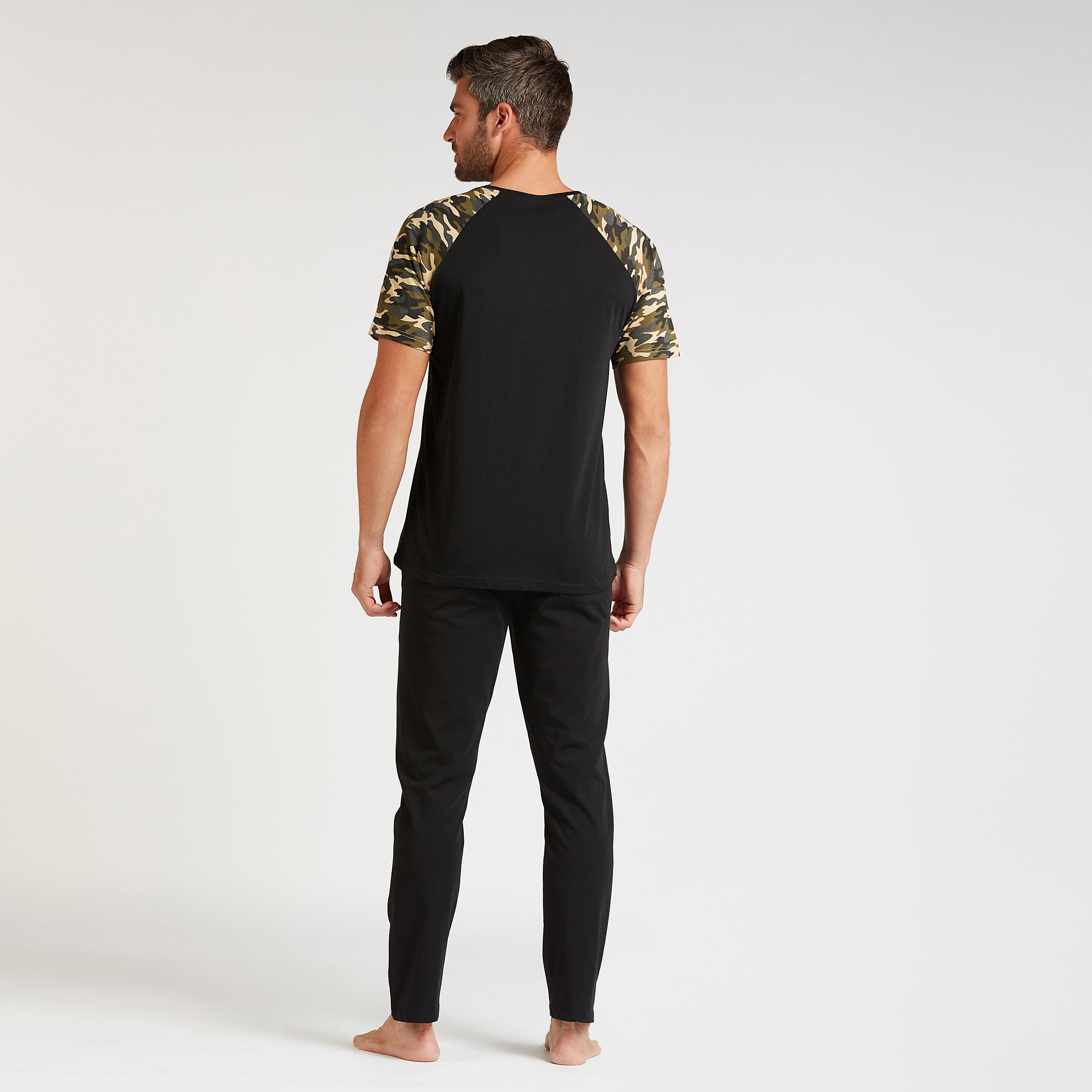 طقم بنطلون بيجام وتيشيرت بأكمام مغايرة وطبعات مموهة-men-clothing-nightwear-sets-image-2