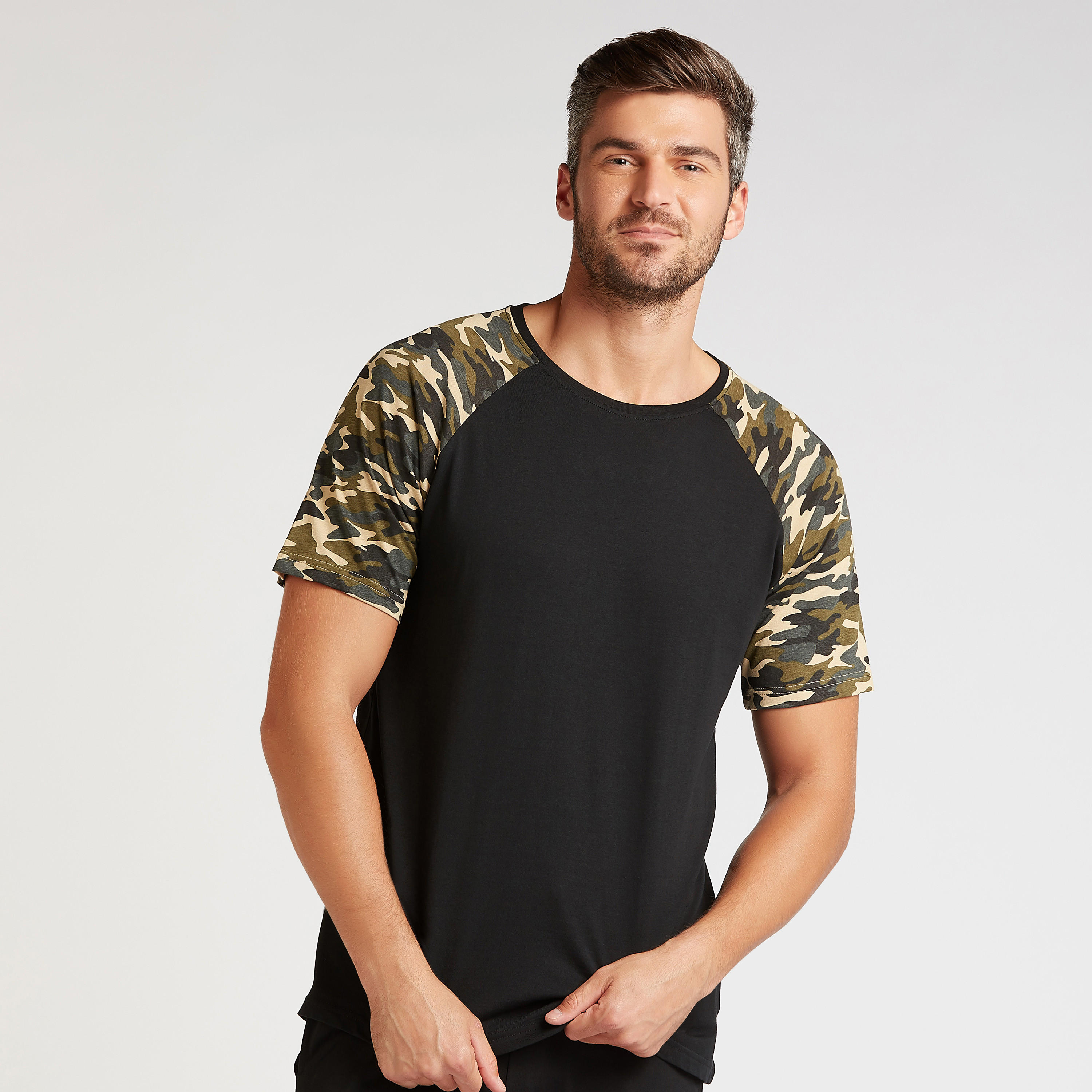 طقم بنطلون بيجام وتيشيرت بأكمام مغايرة وطبعات مموهة-men-clothing-nightwear-sets-image-3